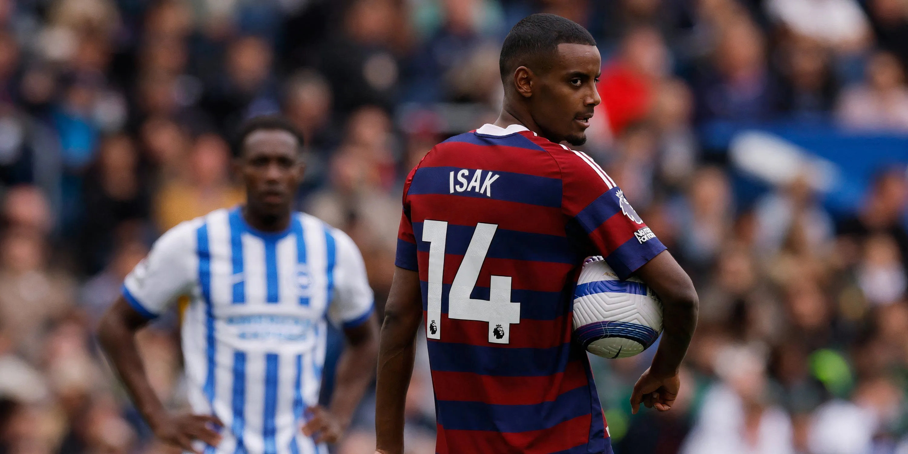 Alexander Isak thực hiện quả penalty thành công vào lưới Brighton