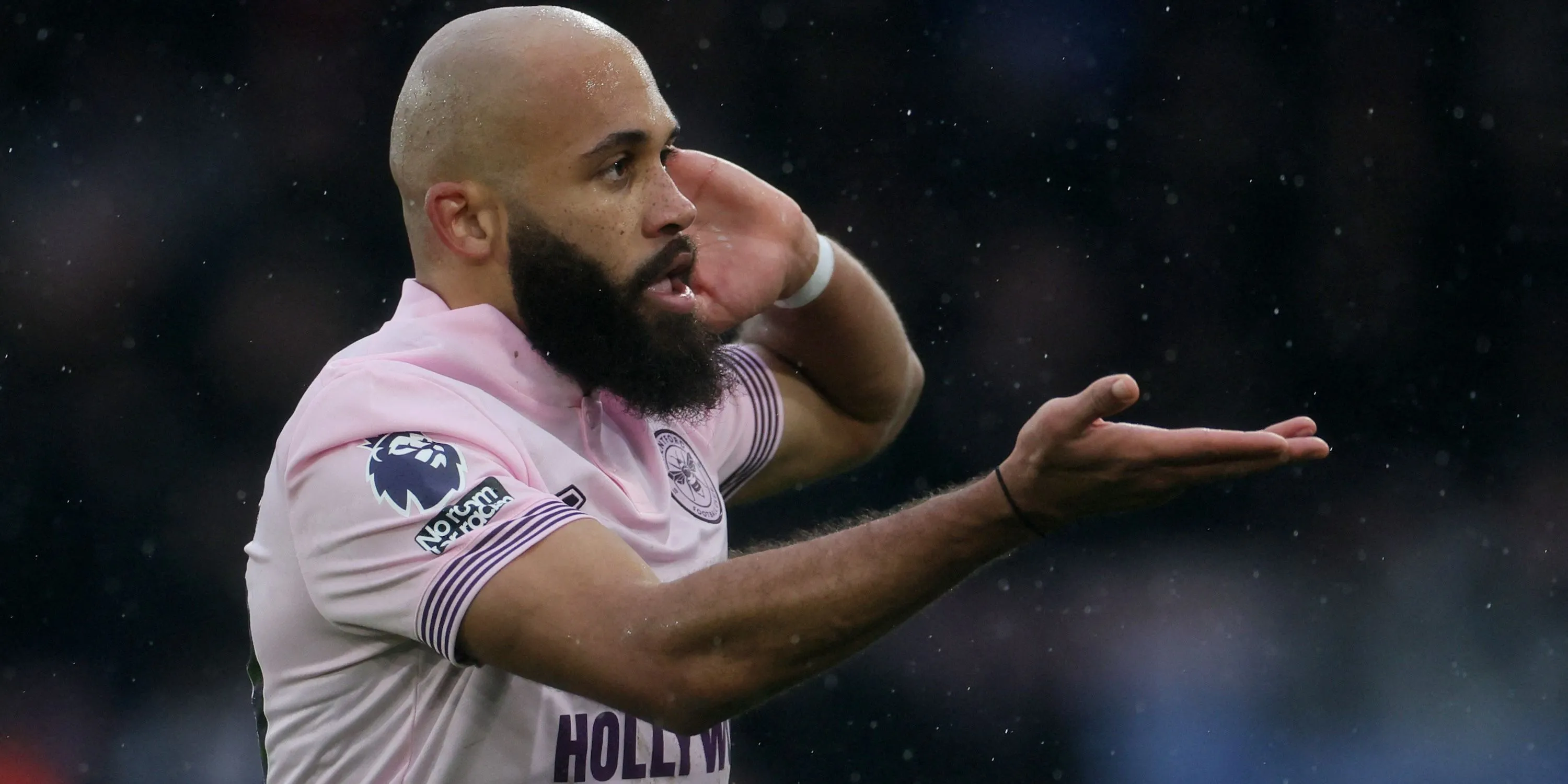 Bryan Mbeumo ăn mừng bàn thắng đầu tiên cho Brentford