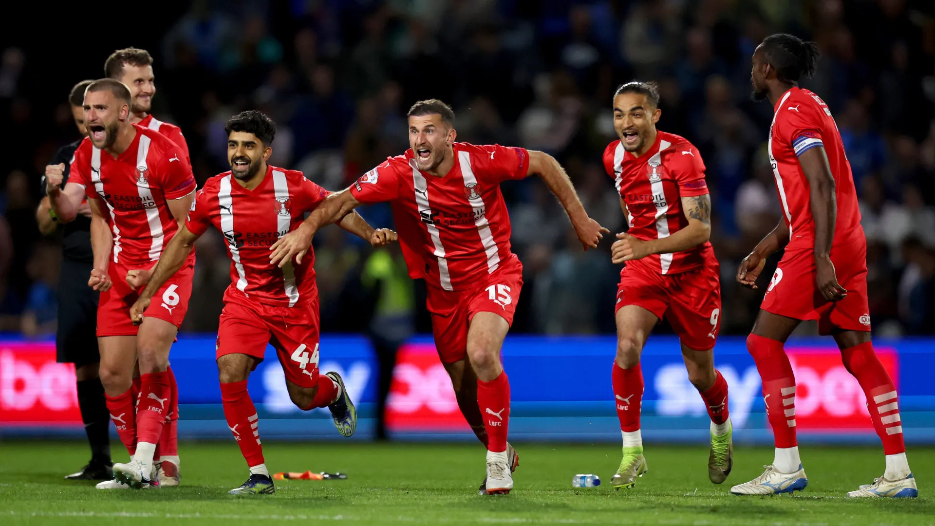 Các cầu thủ Leyton Orient ăn mừng chiến thắng