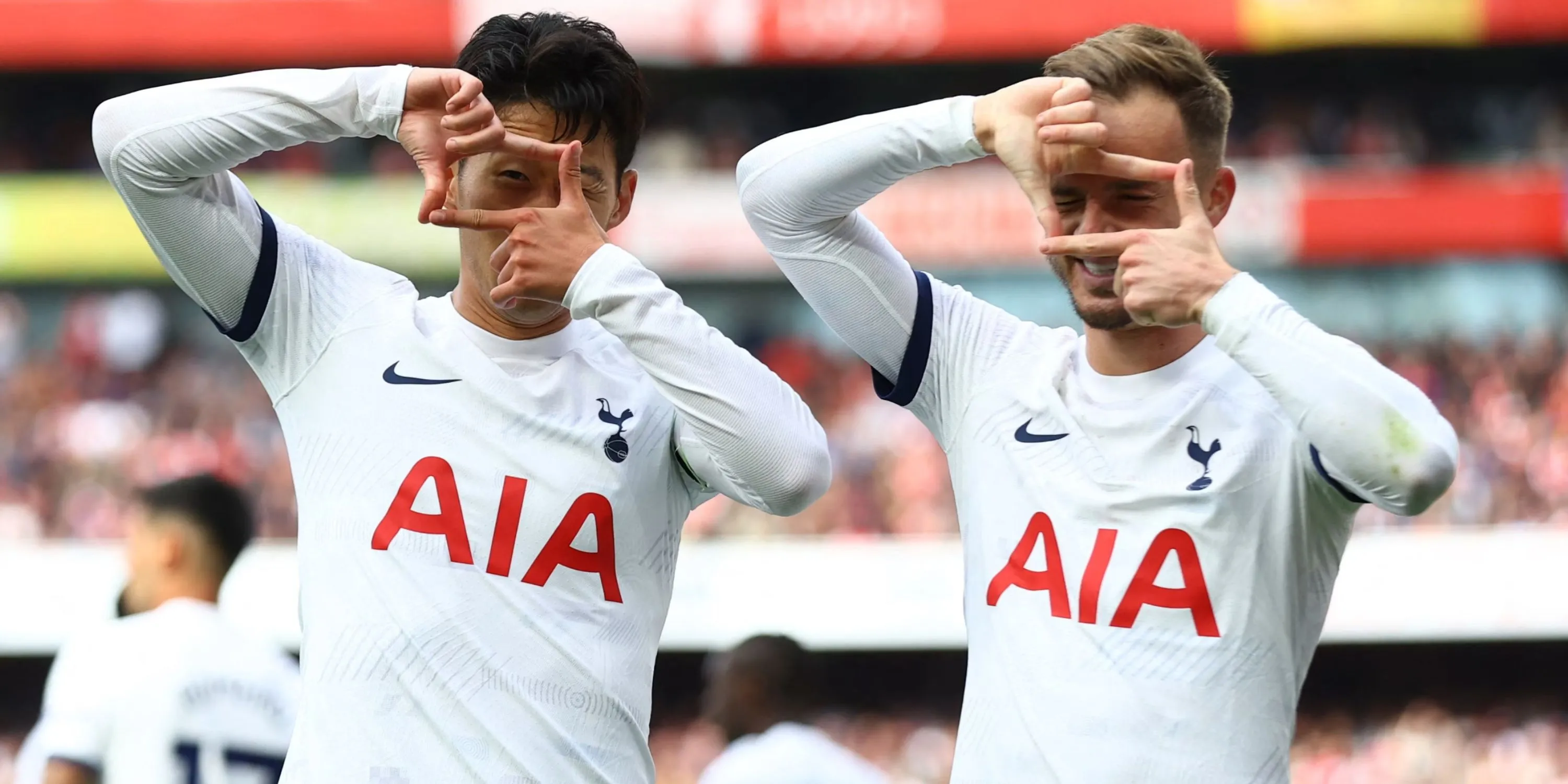 Các tiền đạo James Maddison và Son Heung-min của Tottenham Hotspur ăn mừng cùng nhau
