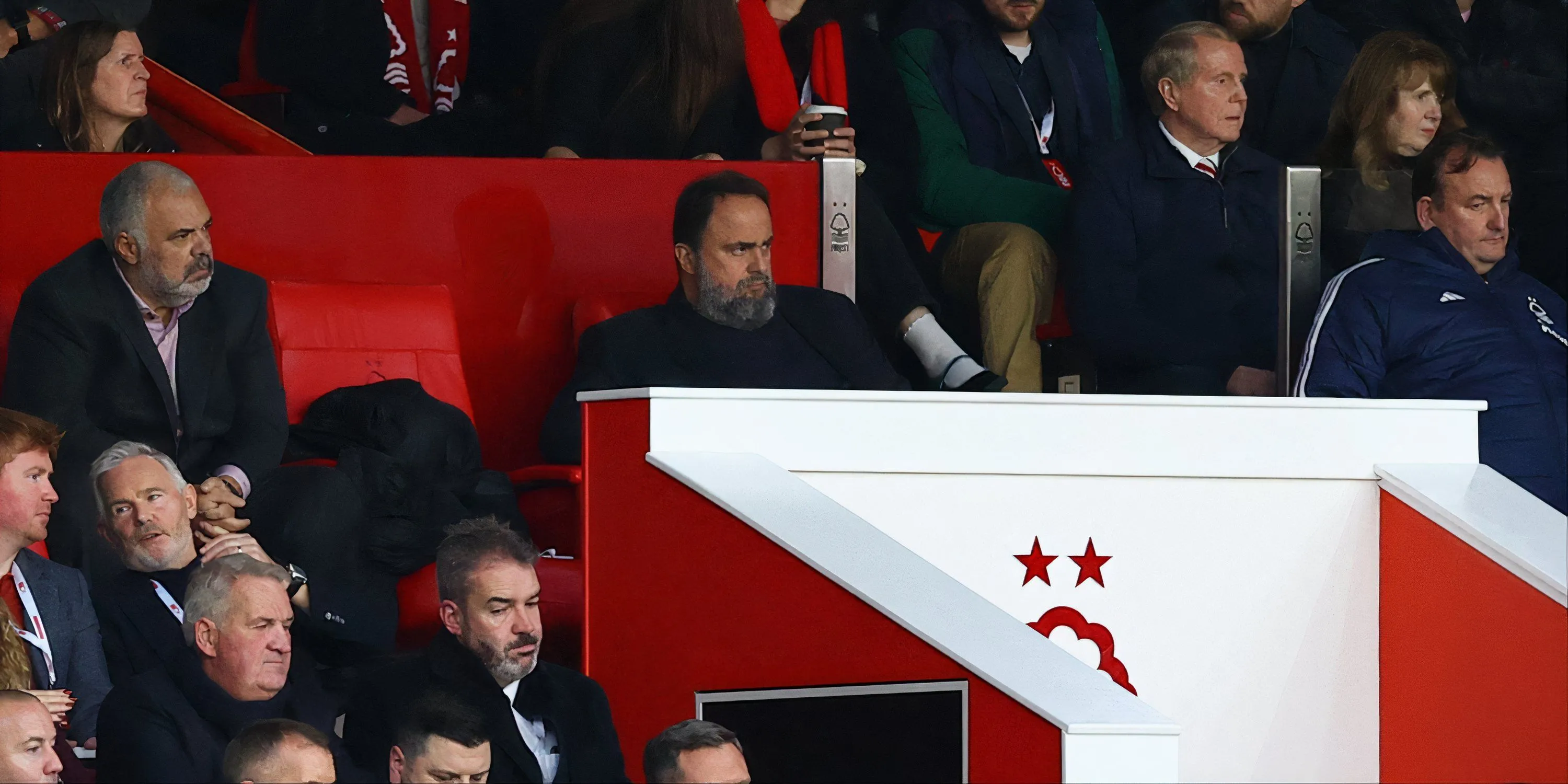 Chủ sở hữu Nottingham Forest Evangelos Marinakis theo dõi đội bóng