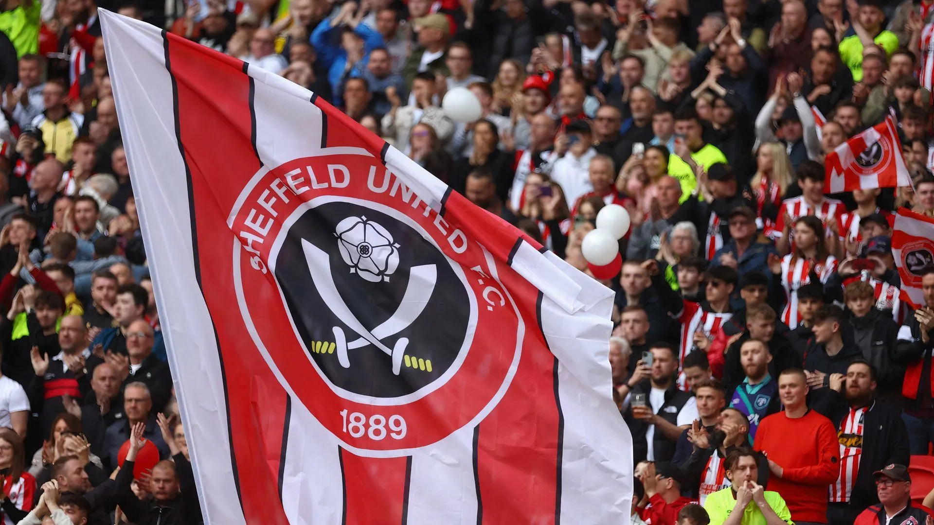 Cờ của Sheffield United tại sân vận động Wembley trước trận chung kết play-off thăng hạng Premier League