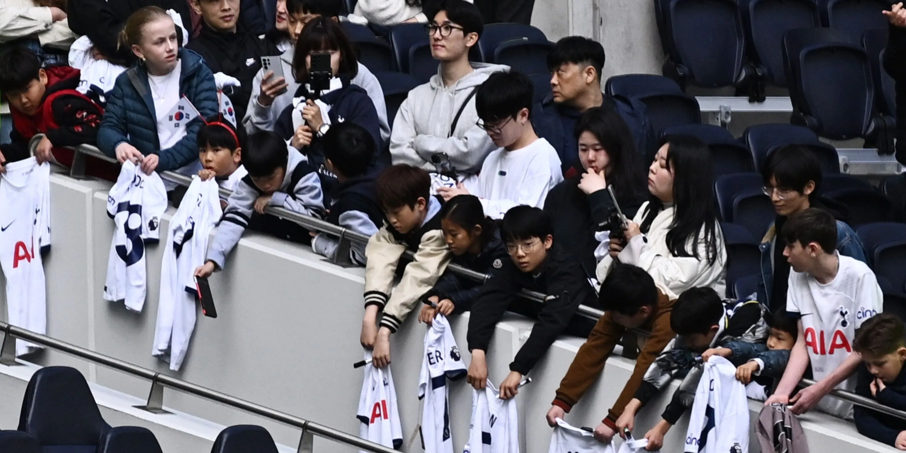 Cổ động viên Tottenham giơ cao khăn cổ vũ cho đội bóng yêu thích