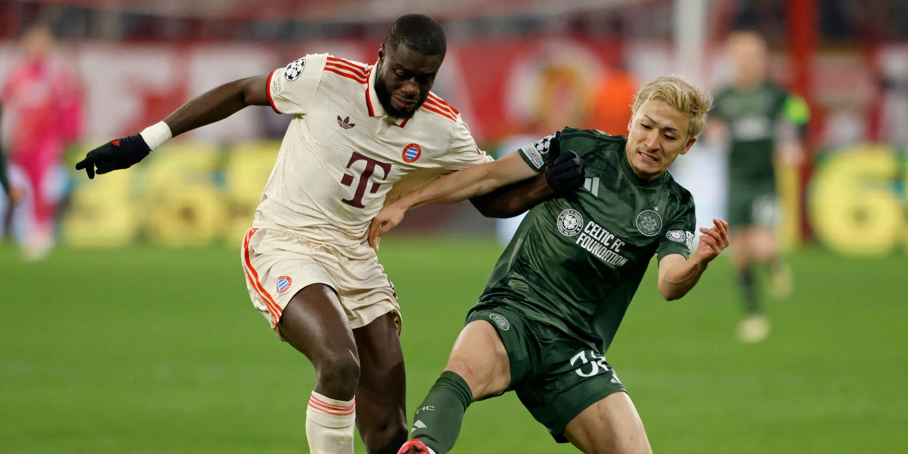 Daizen Maeda (Celtic) trong pha tranh chấp với Dayot Upamecano (Bayern Munich)