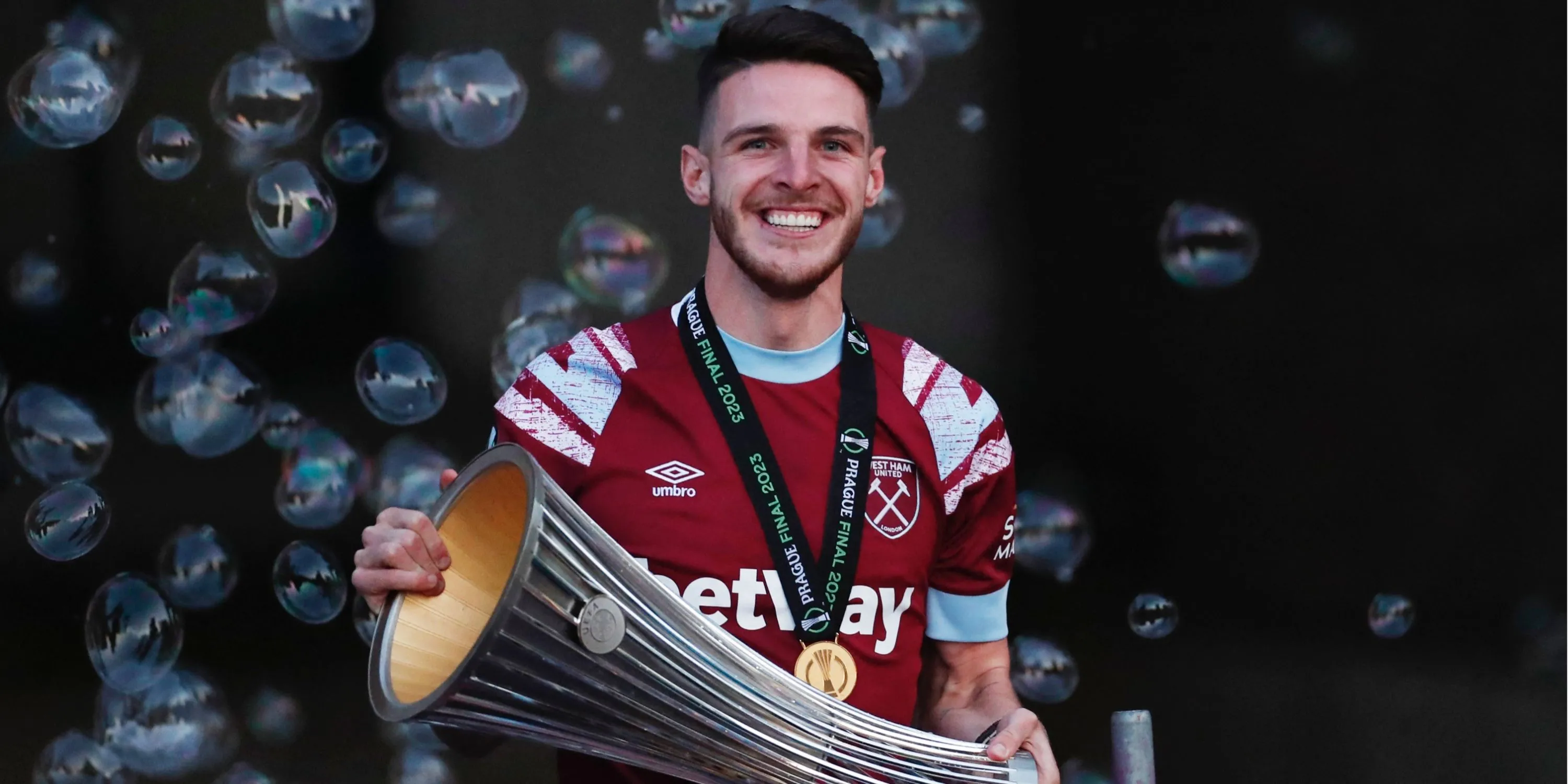 Declan Rice nâng cao cúp Conference League cùng West Ham trước khi gia nhập Arsenal