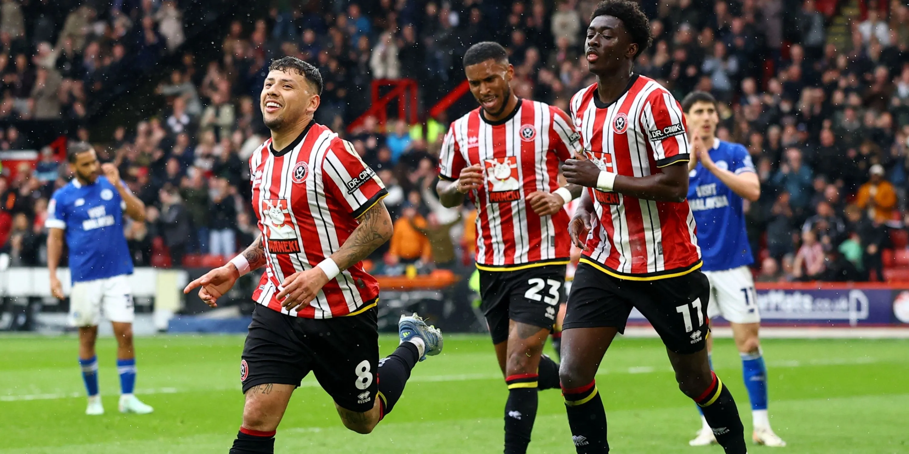 Gustavo Hamer của Sheffield United trong một pha tranh chấp bóng