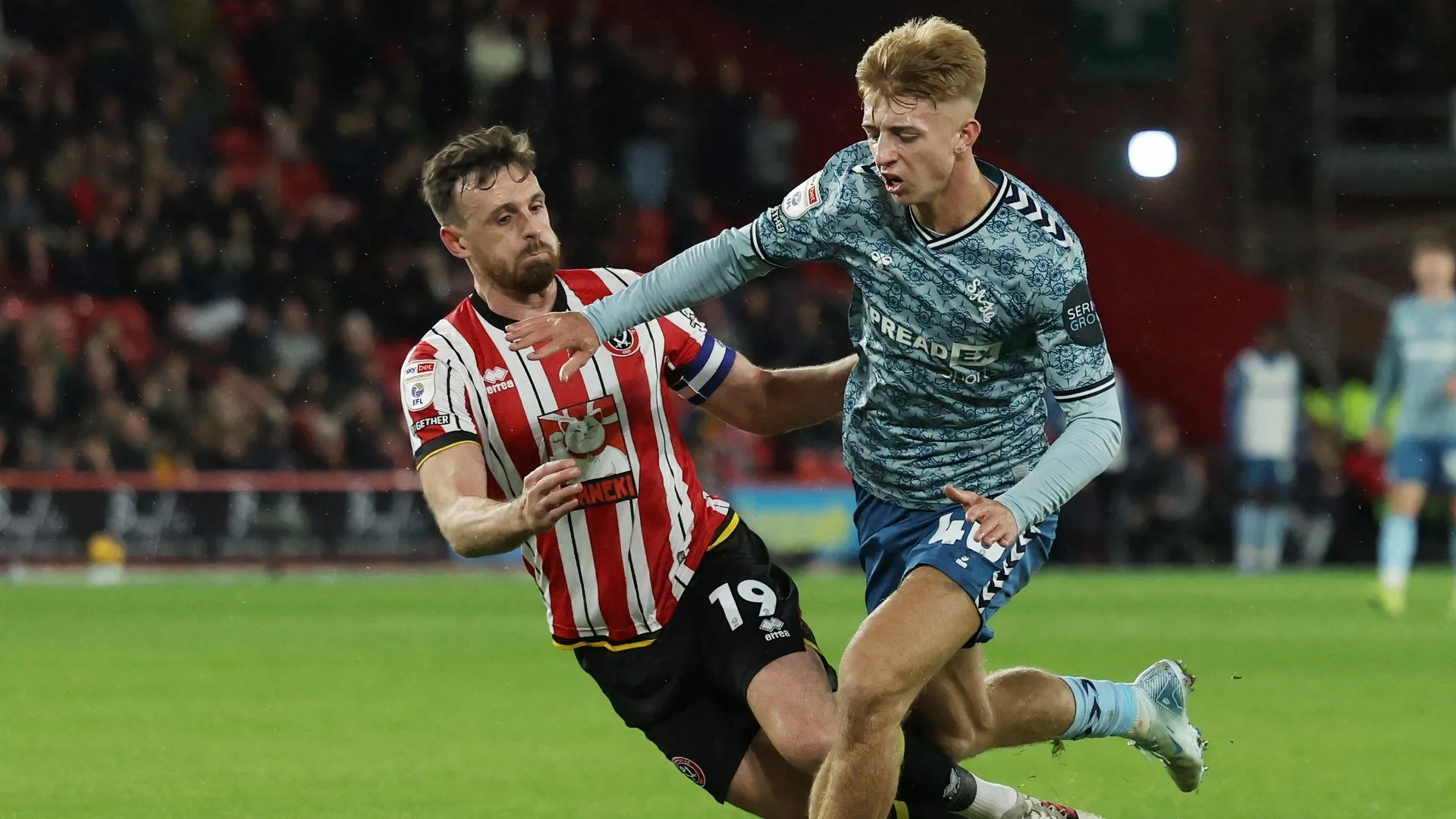 Hậu vệ Jack Robinson của Sheffield United tranh chấp bóng với cầu thủ Sunderland trong một trận đấu tại Championship