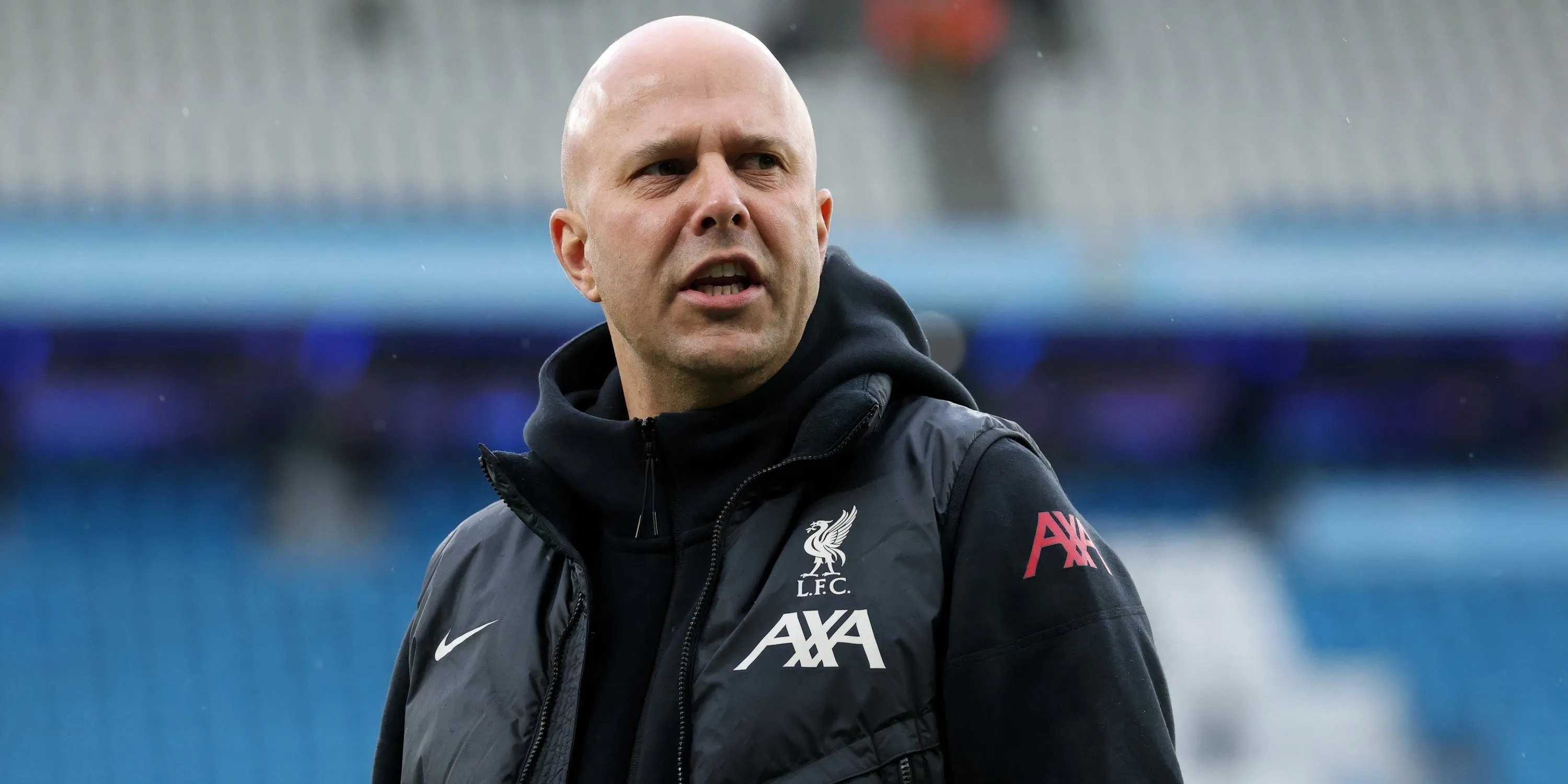 HLV Arne Slot của Liverpool theo dõi trận đấu từ đường biên
