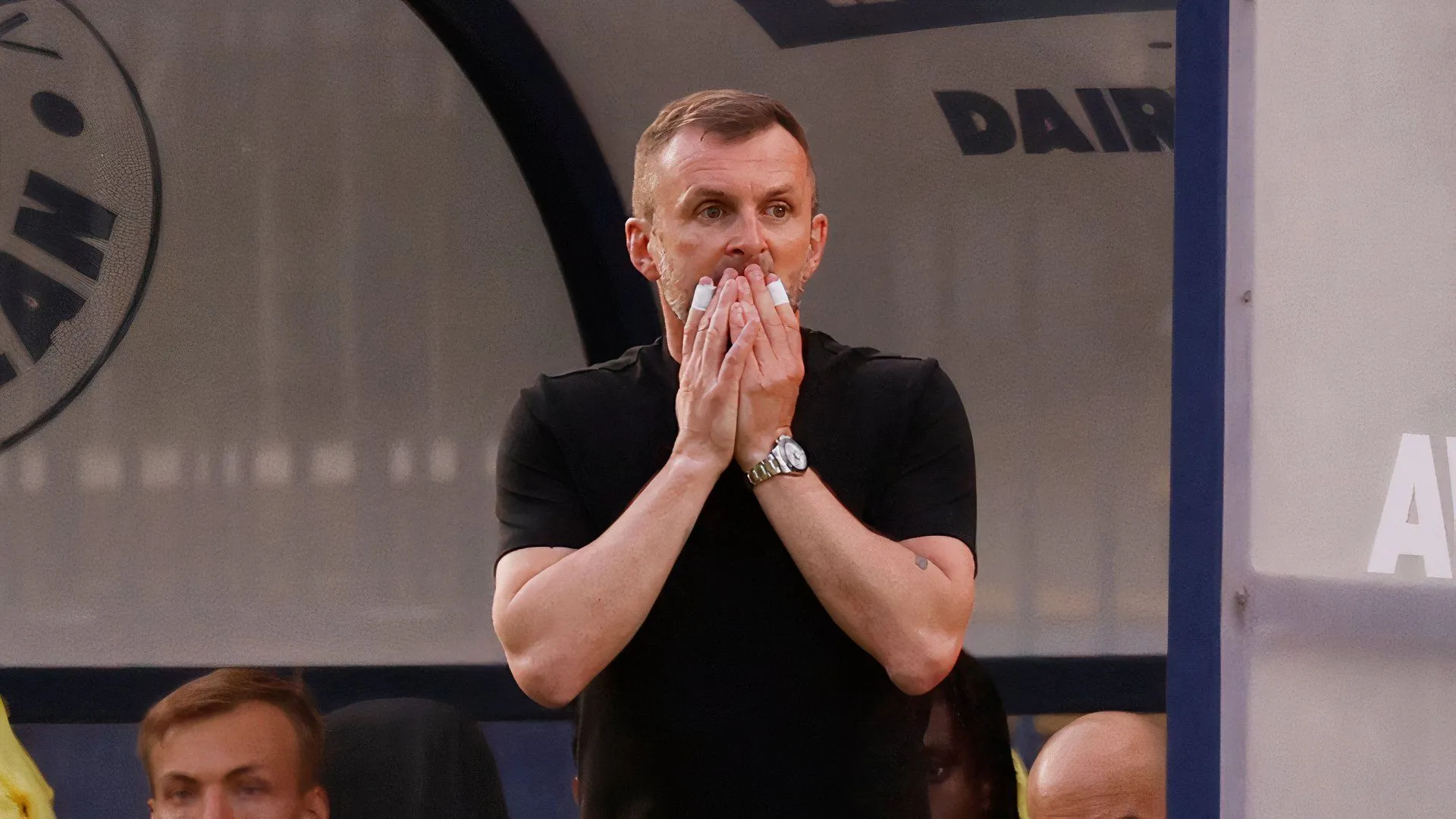 Huấn luyện viên Nathan Jones của Charlton trong trận gặp Wycombe