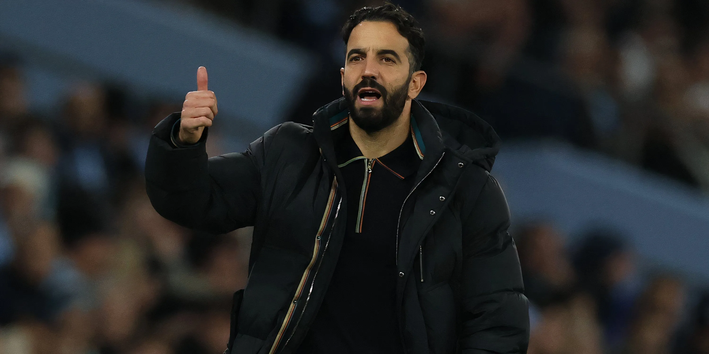 Huấn luyện viên Ruben Amorim của Manchester United đang chỉ đạo