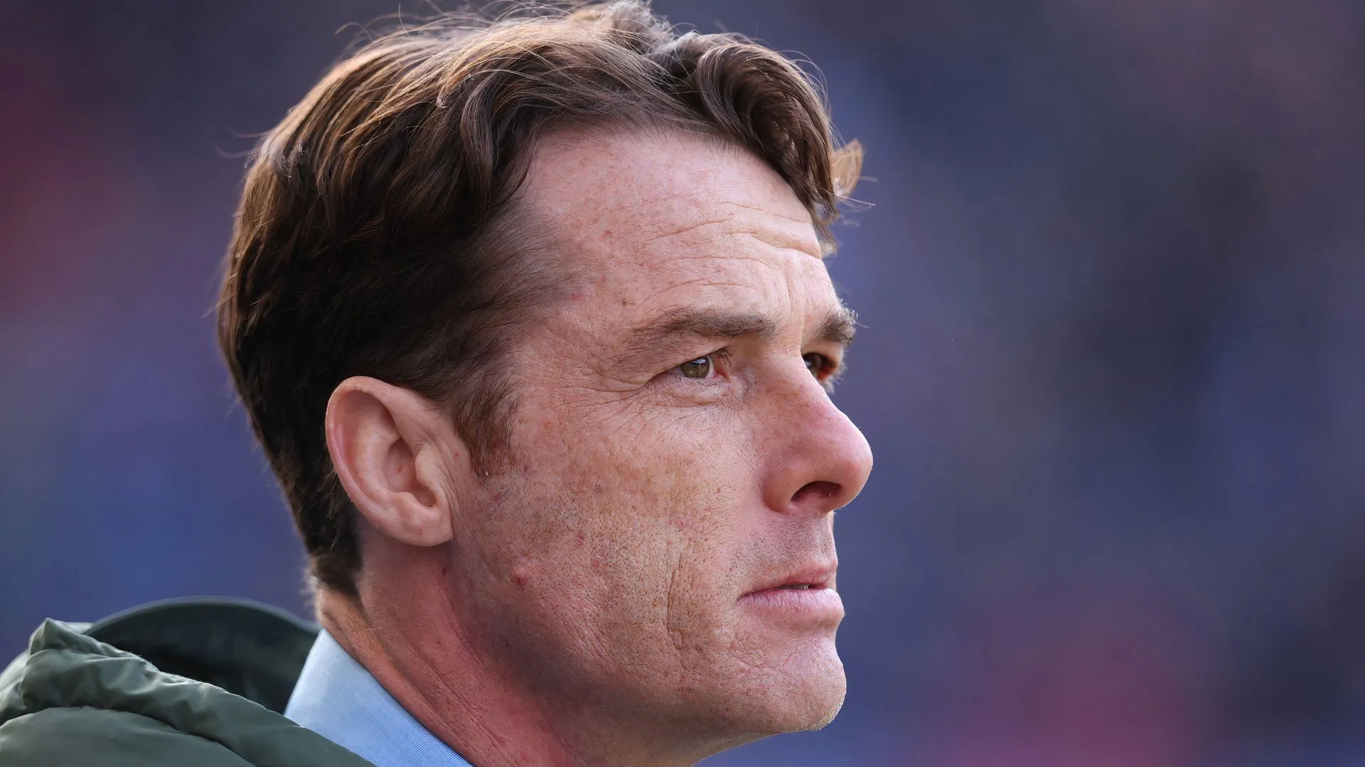 Huấn luyện viên Scott Parker đang chỉ đạo trận đấu của Burnley