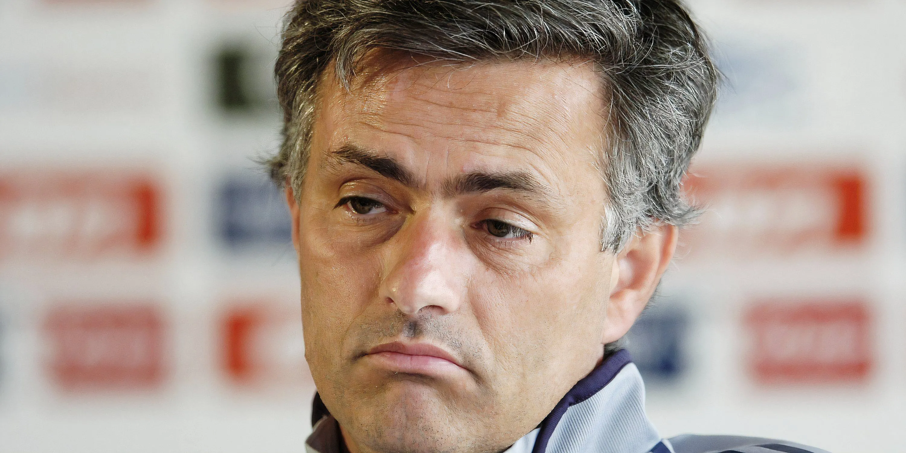 Jose Mourinho trong một buổi họp báo thời còn dẫn dắt Chelsea