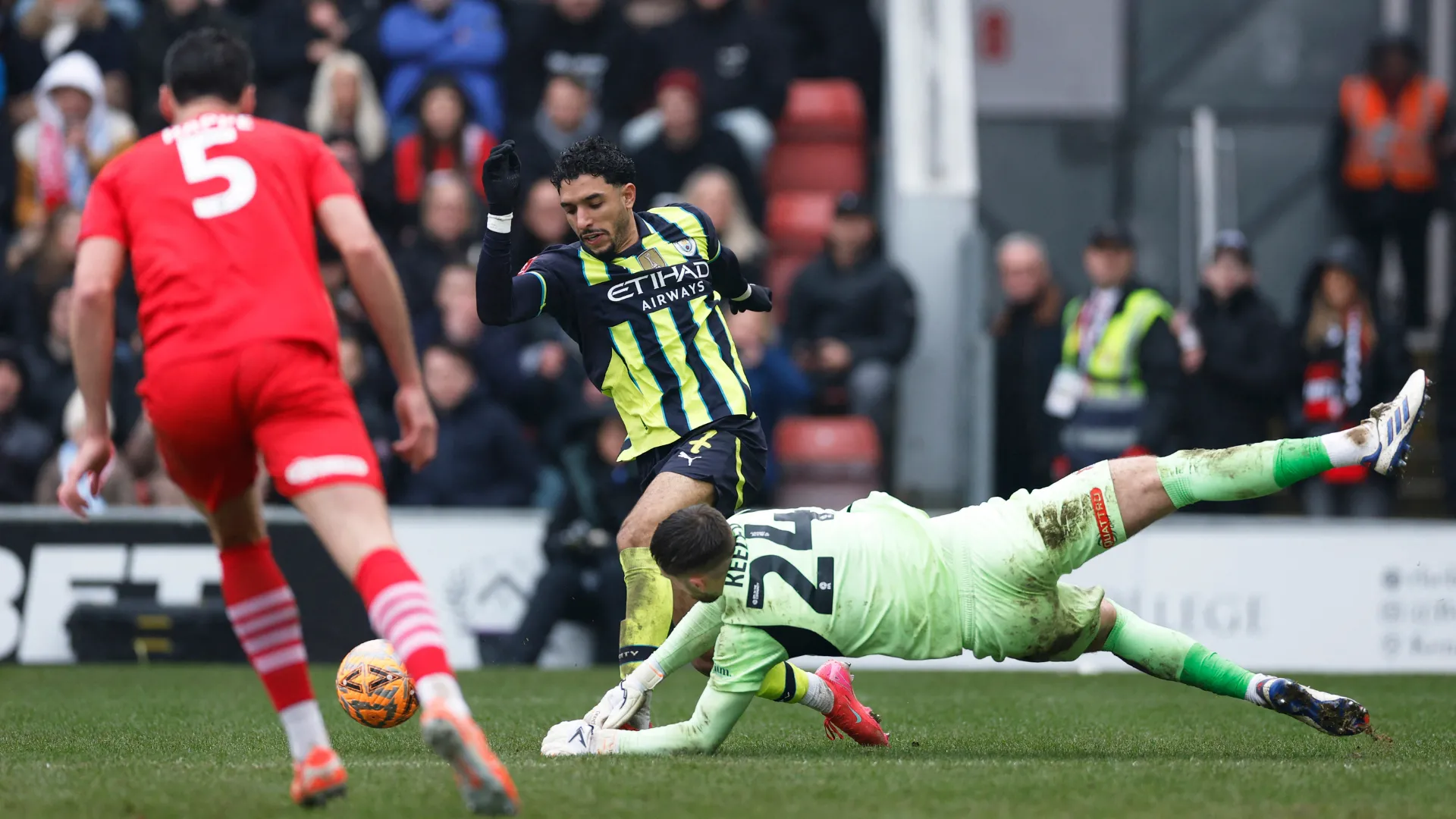 Joshua Keeley thực hiện pha cản phá cho Leyton Orient