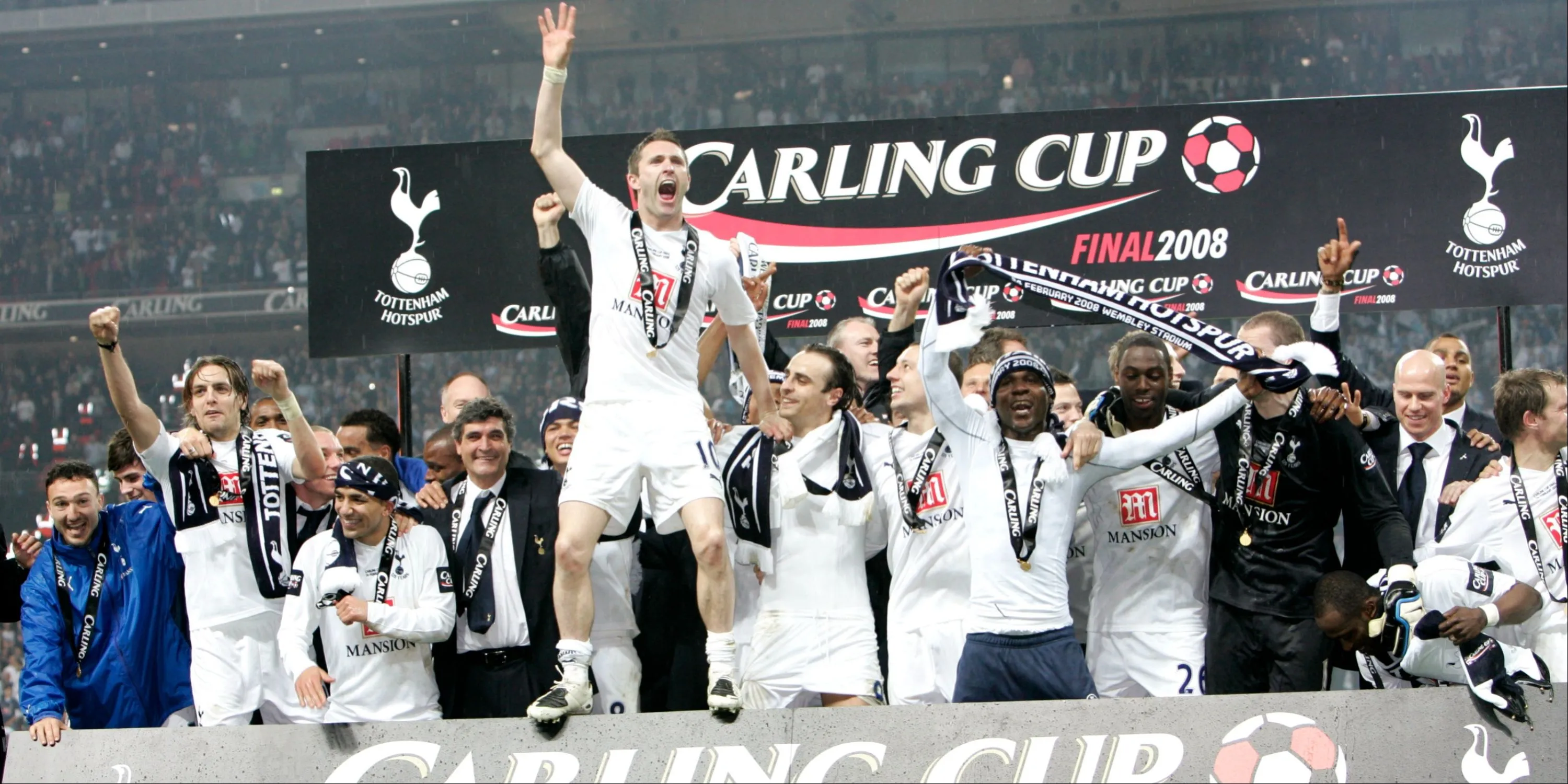 Logo câu lạc bộ Tottenham Hotspur trên nền hình ảnh sân vận động