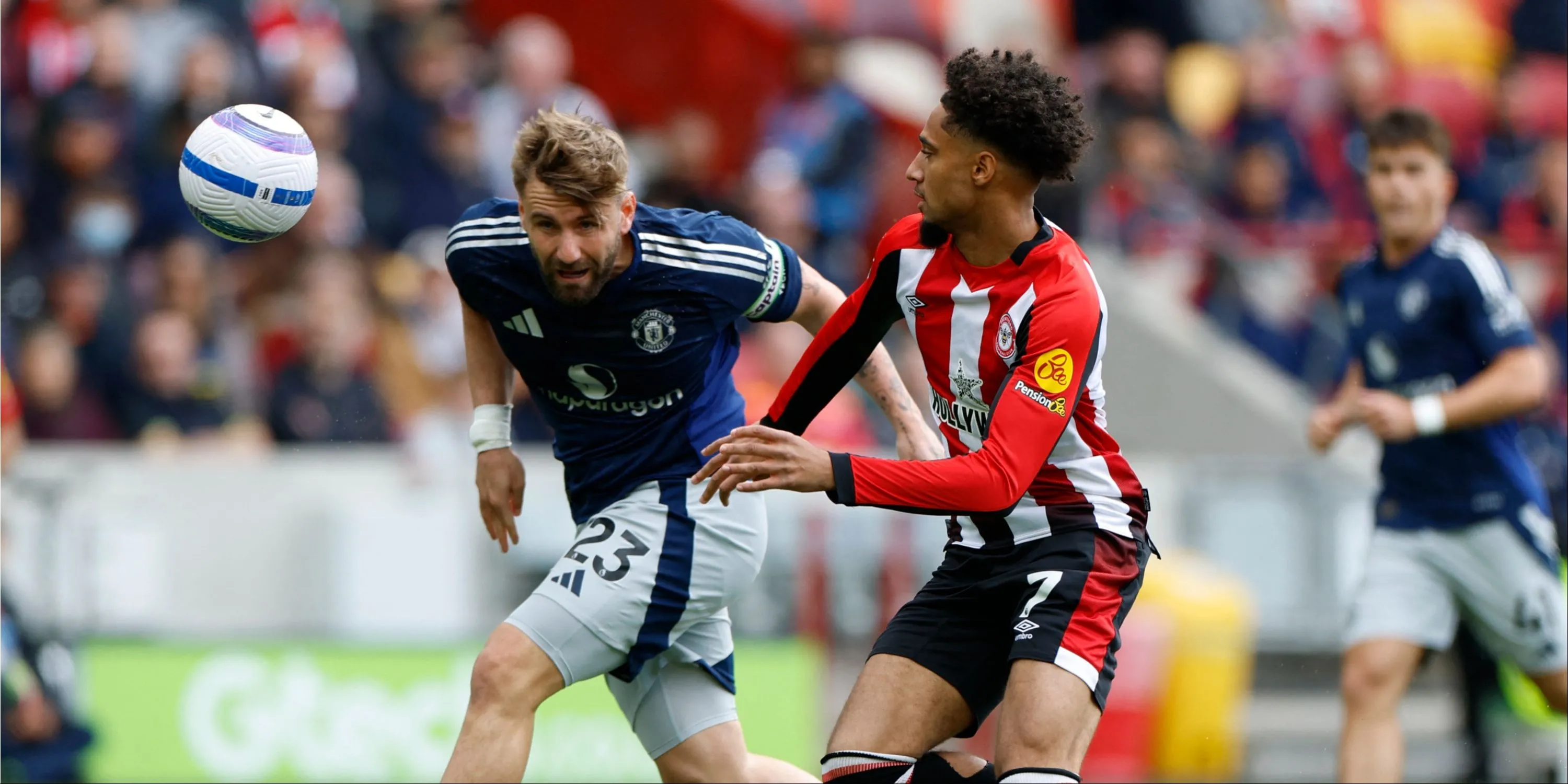 Luke Shaw bất lực trước tiền đạo Kevin Schade của Brentford