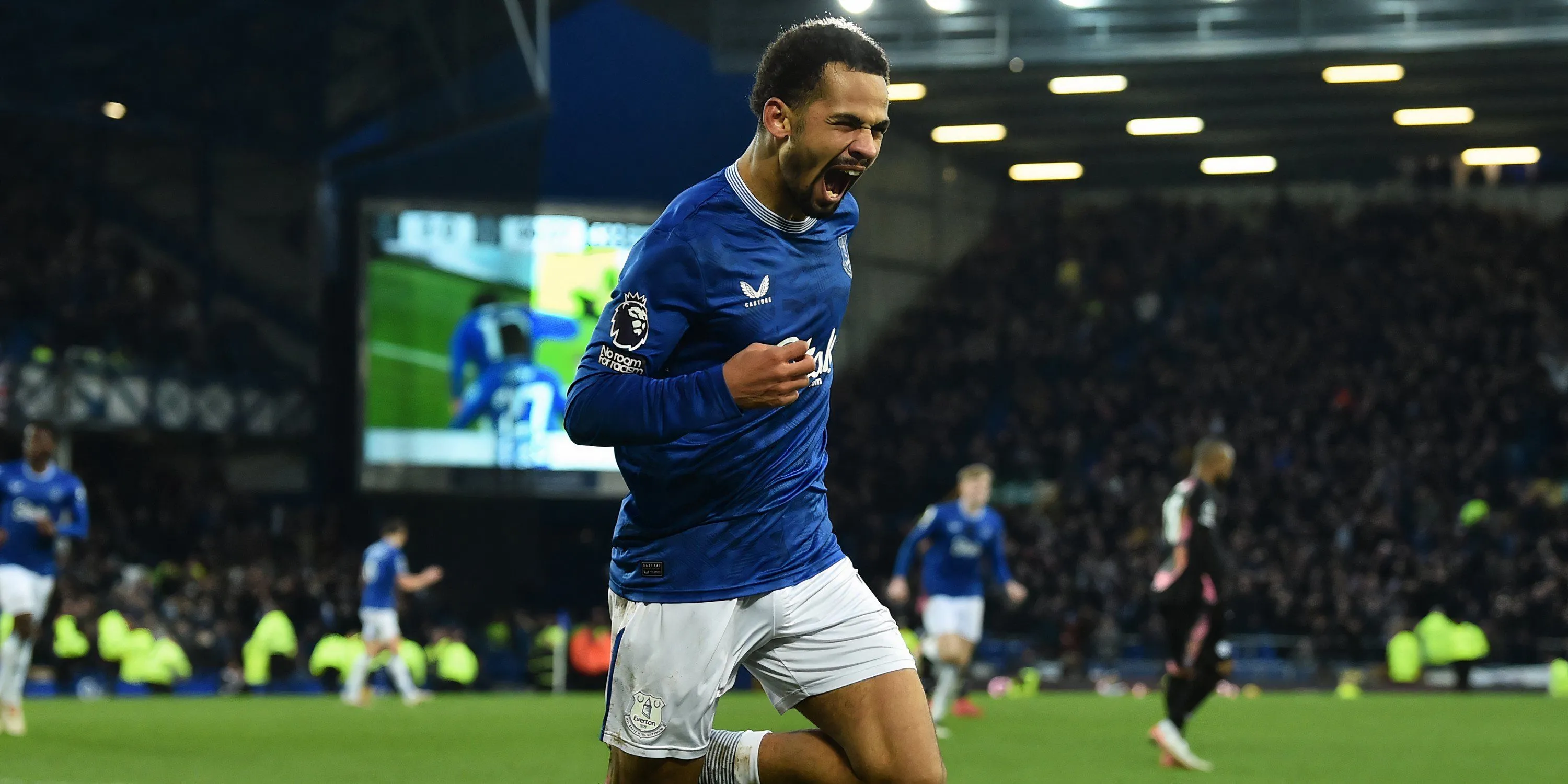 Ngôi sao Iliman Ndiaye của Everton đi bóng kỹ thuật