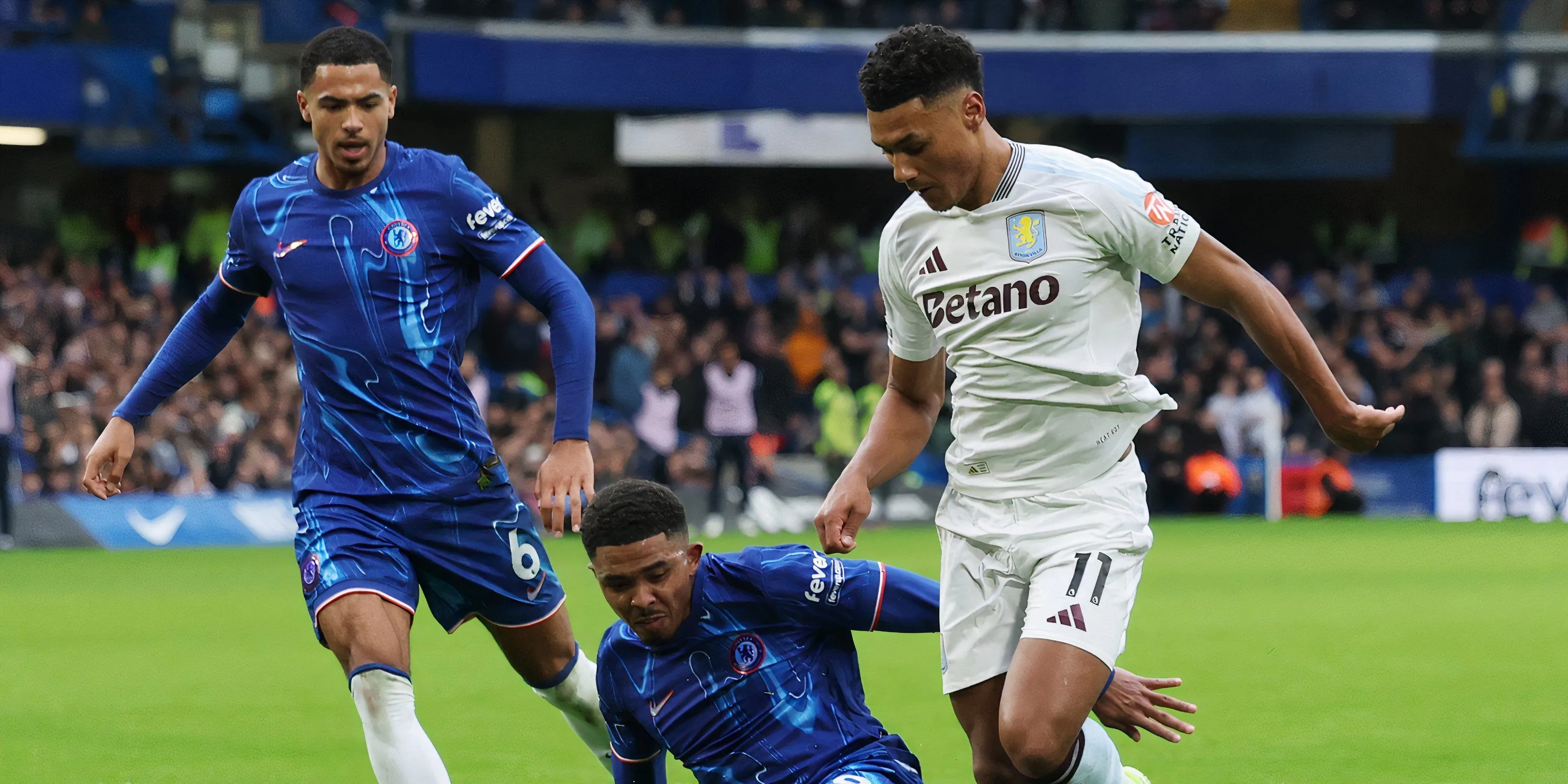 Ollie Watkins thi đấu trong màu áo Aston Villa tại Premier League