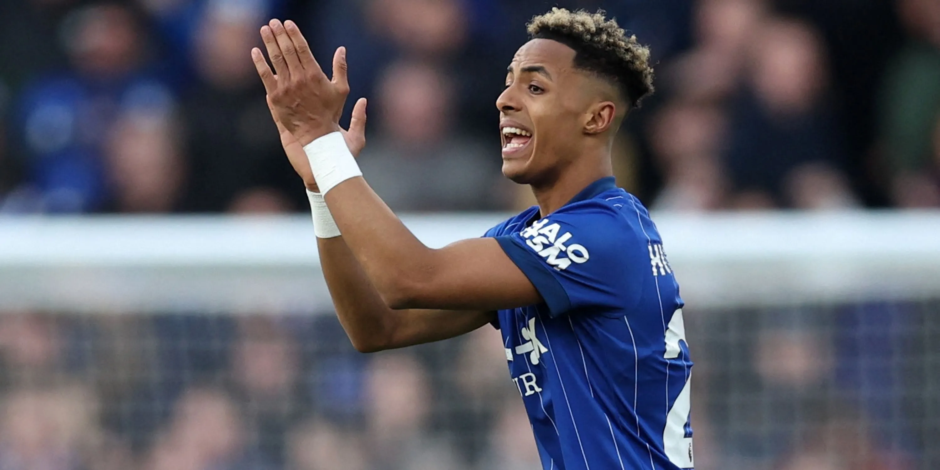 Omari Hutchinson thể hiện sự thất vọng trong màu áo Ipswich Town