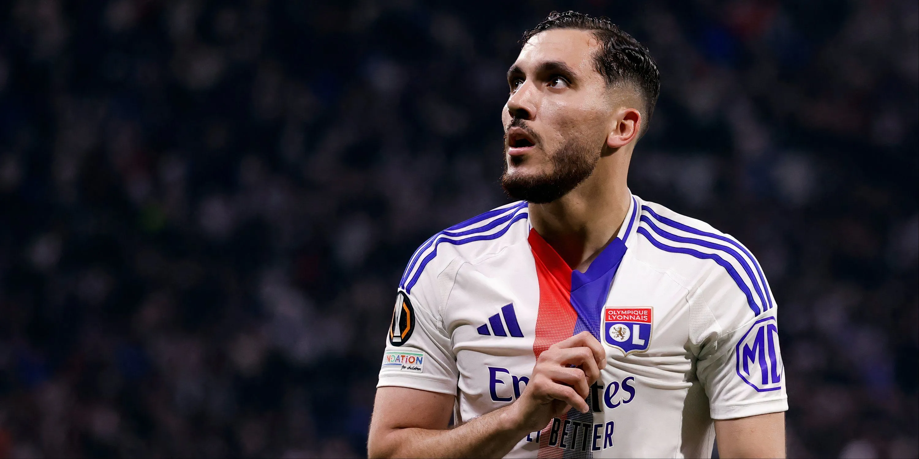 Rayan Cherki đi bóng trong màu áo Lyon, mục tiêu tiềm năng của Arsenal