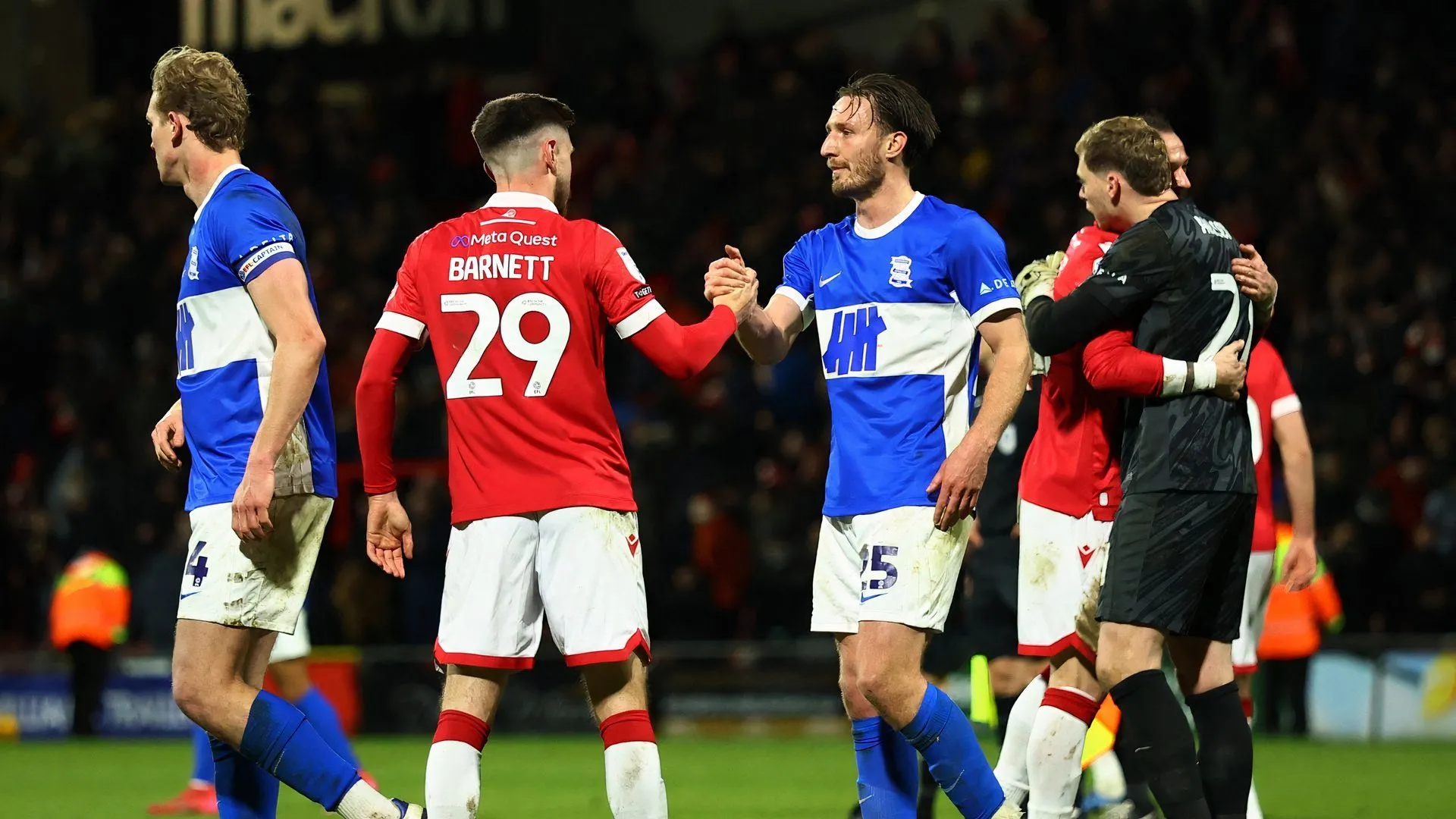 Ryan Barnett (Wrexham) tranh bóng với Ben Davies (Birmingham City)