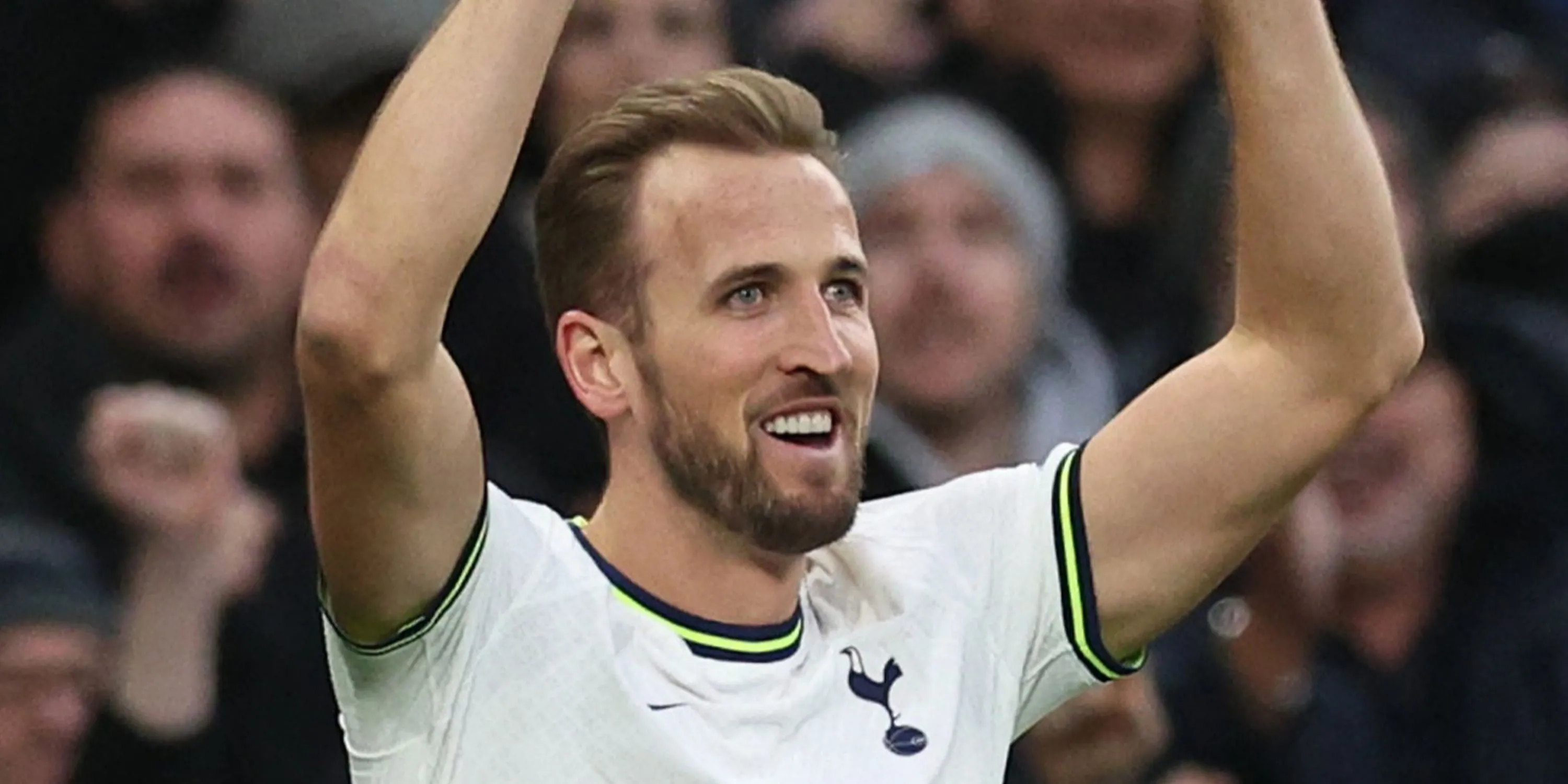 Tiền đạo Harry Kane trong màu áo Tottenham Hotspur trước khi chuyển nhượng