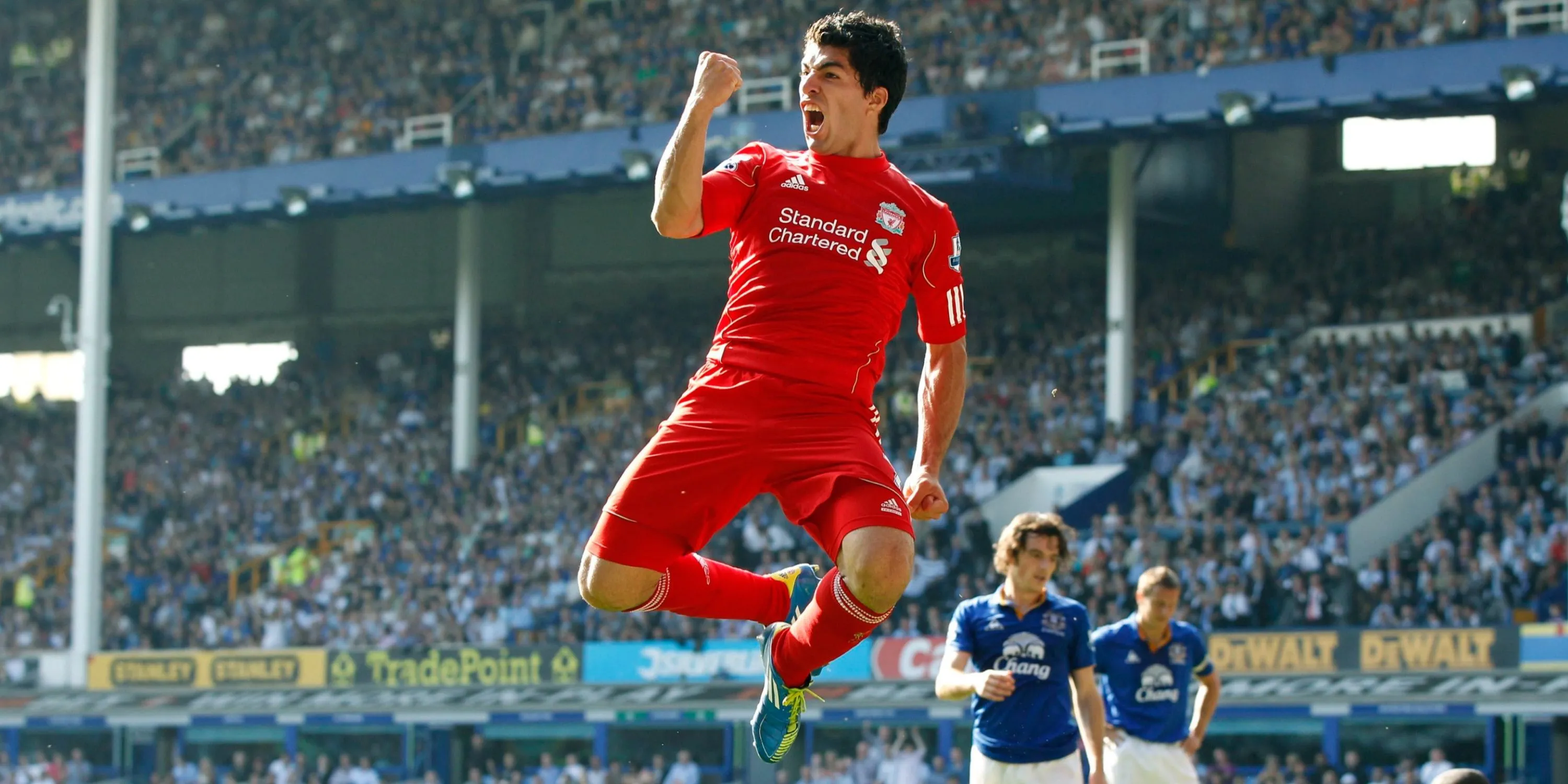 Tiền đạo Liverpool Luis Suarez ăn mừng bàn thắng tại Anfield