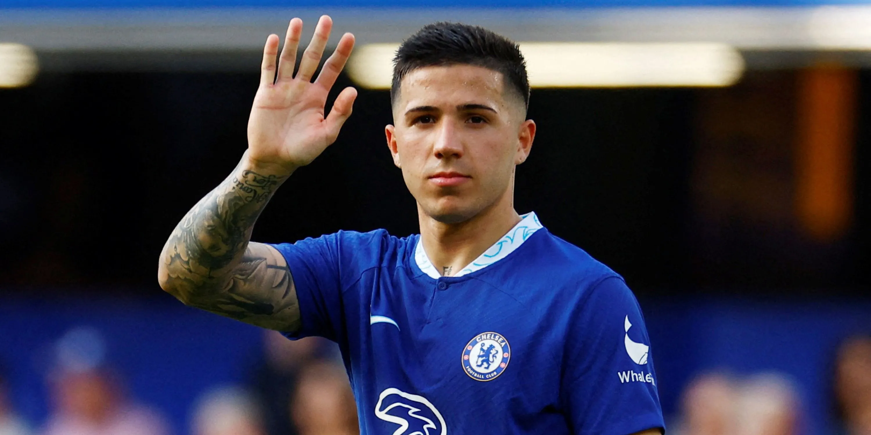 Tiền vệ Enzo Fernandez điều phối bóng cho Chelsea tại Premier League