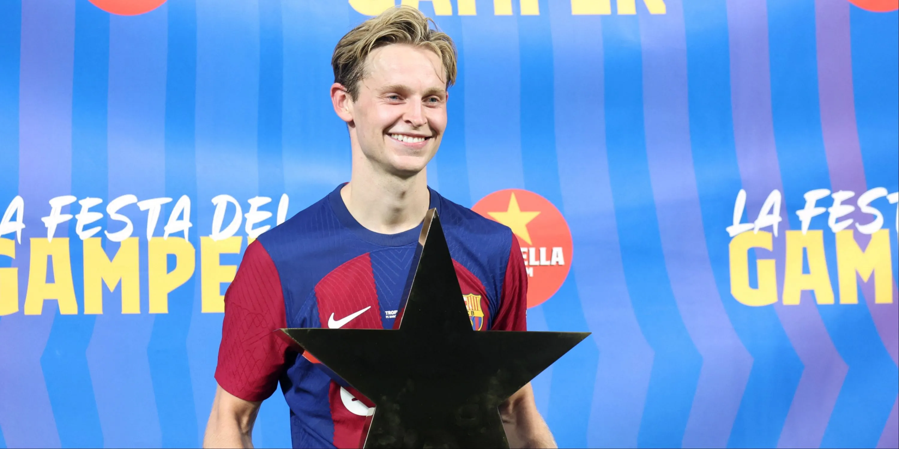 Tiền vệ Frenkie de Jong thể hiện kỹ năng kiểm soát bóng cho Barcelona
