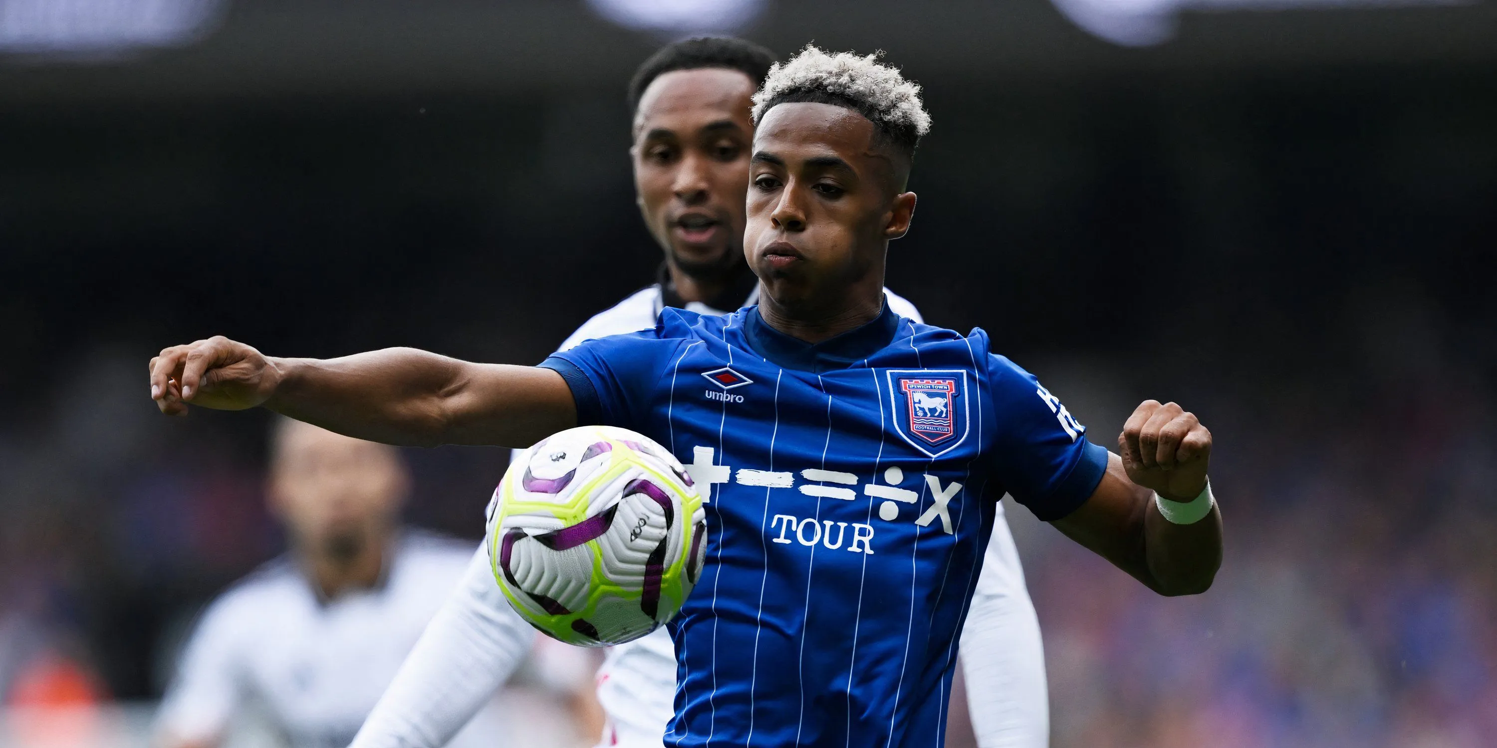 Tiền vệ Omari Hutchinson thi đấu cho Ipswich Town
