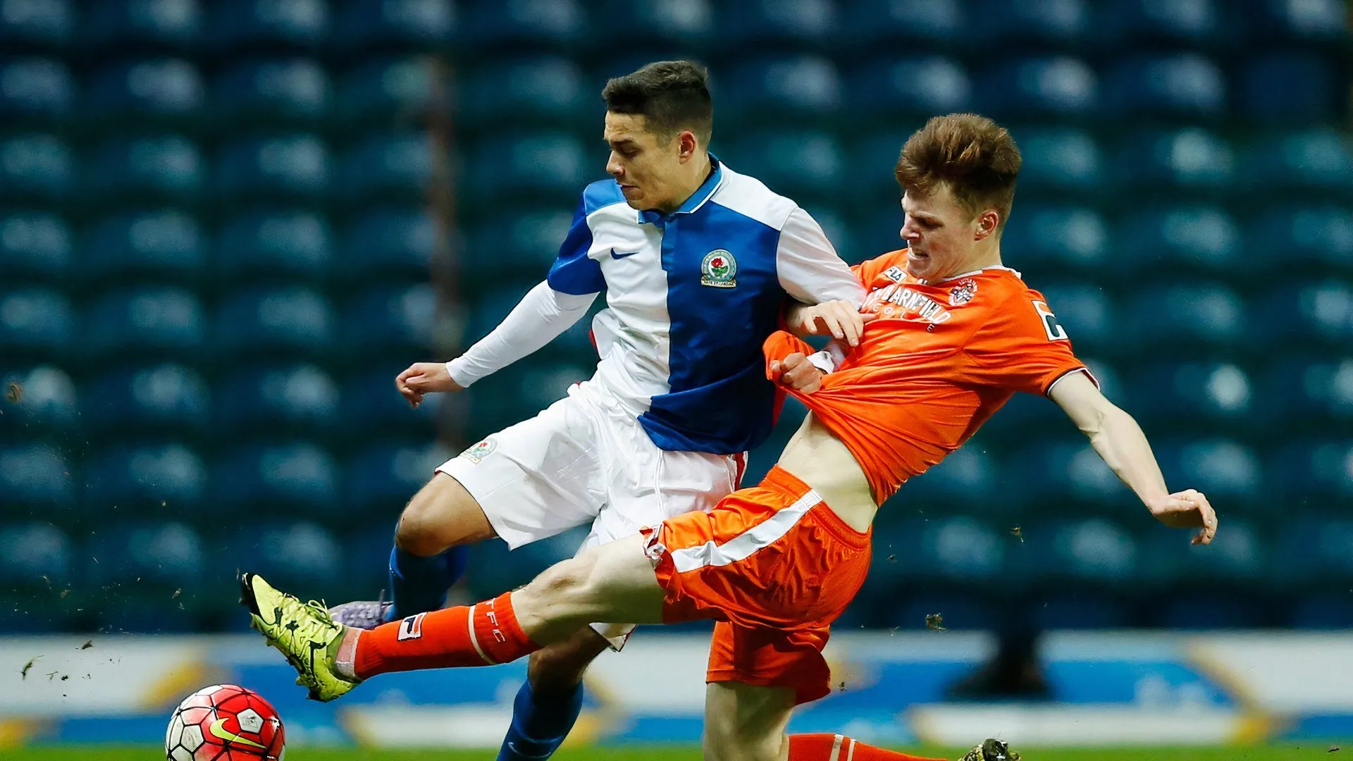 Cameron McJannet, trung vệ lệch trái của Grimsby Town