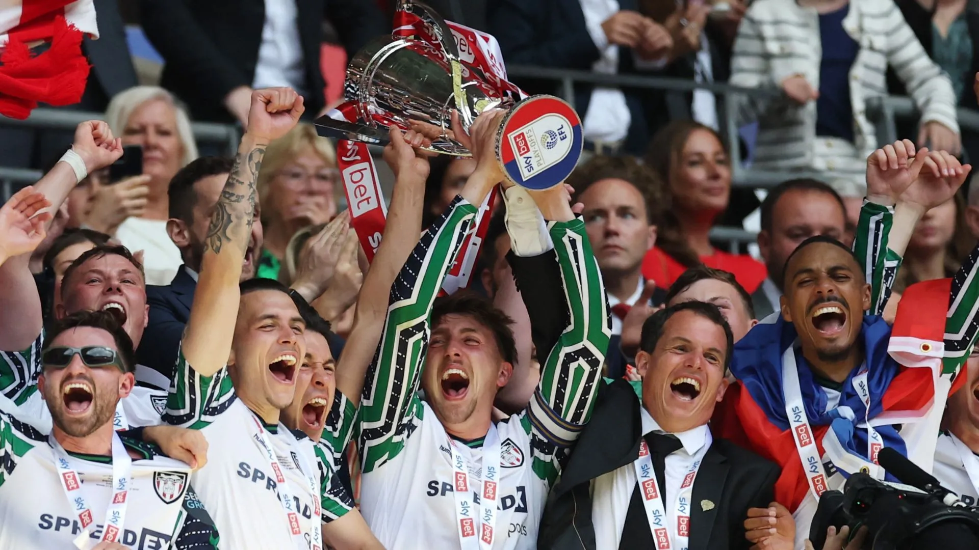 Dan Neil ăn mừng chức vô địch play-off cùng Sunderland, đưa đội bóng thăng hạng Premier League