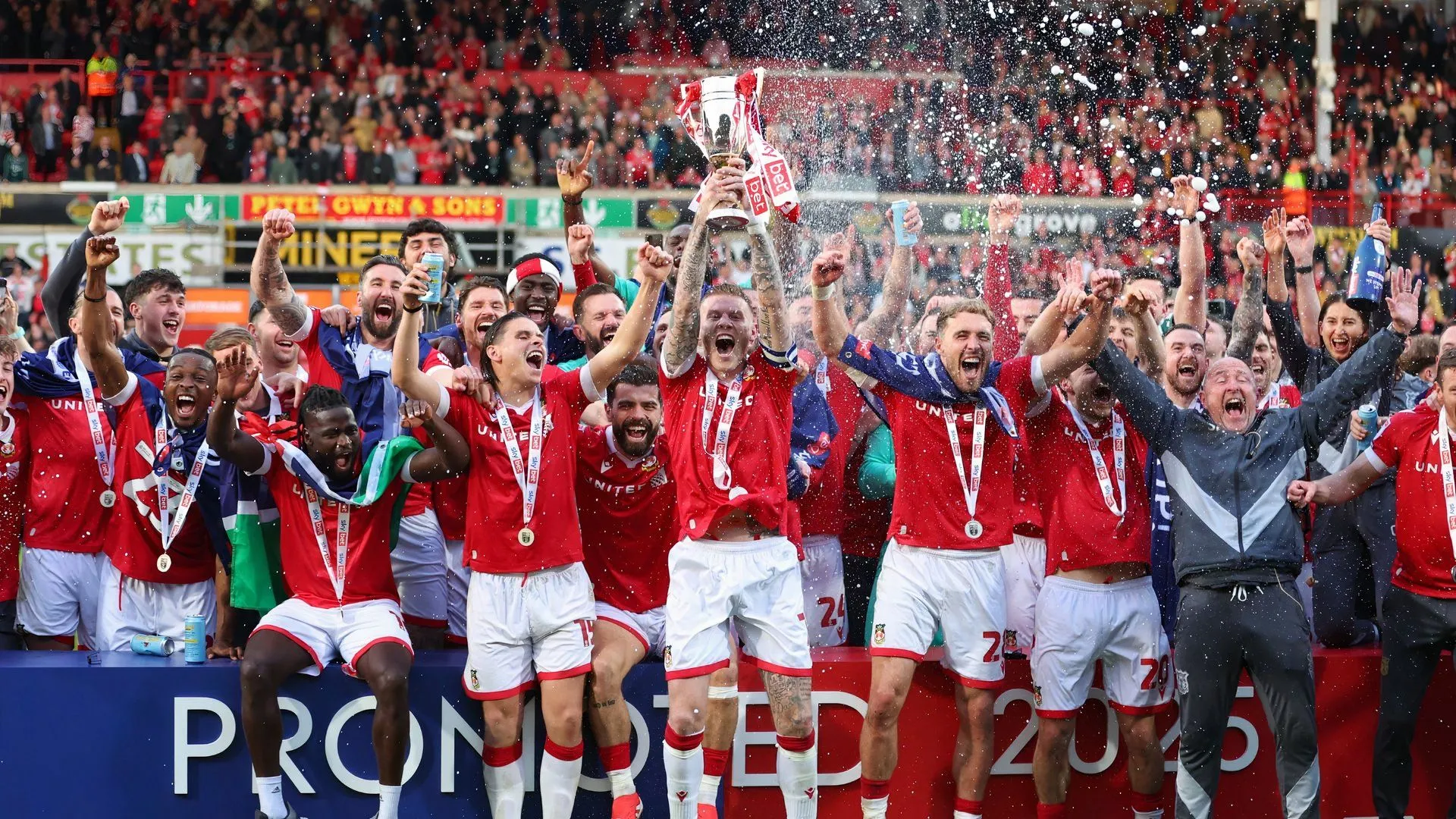 Đội bóng Wrexham ăn mừng ngày giành quyền thăng hạng lên chơi tại Championship
