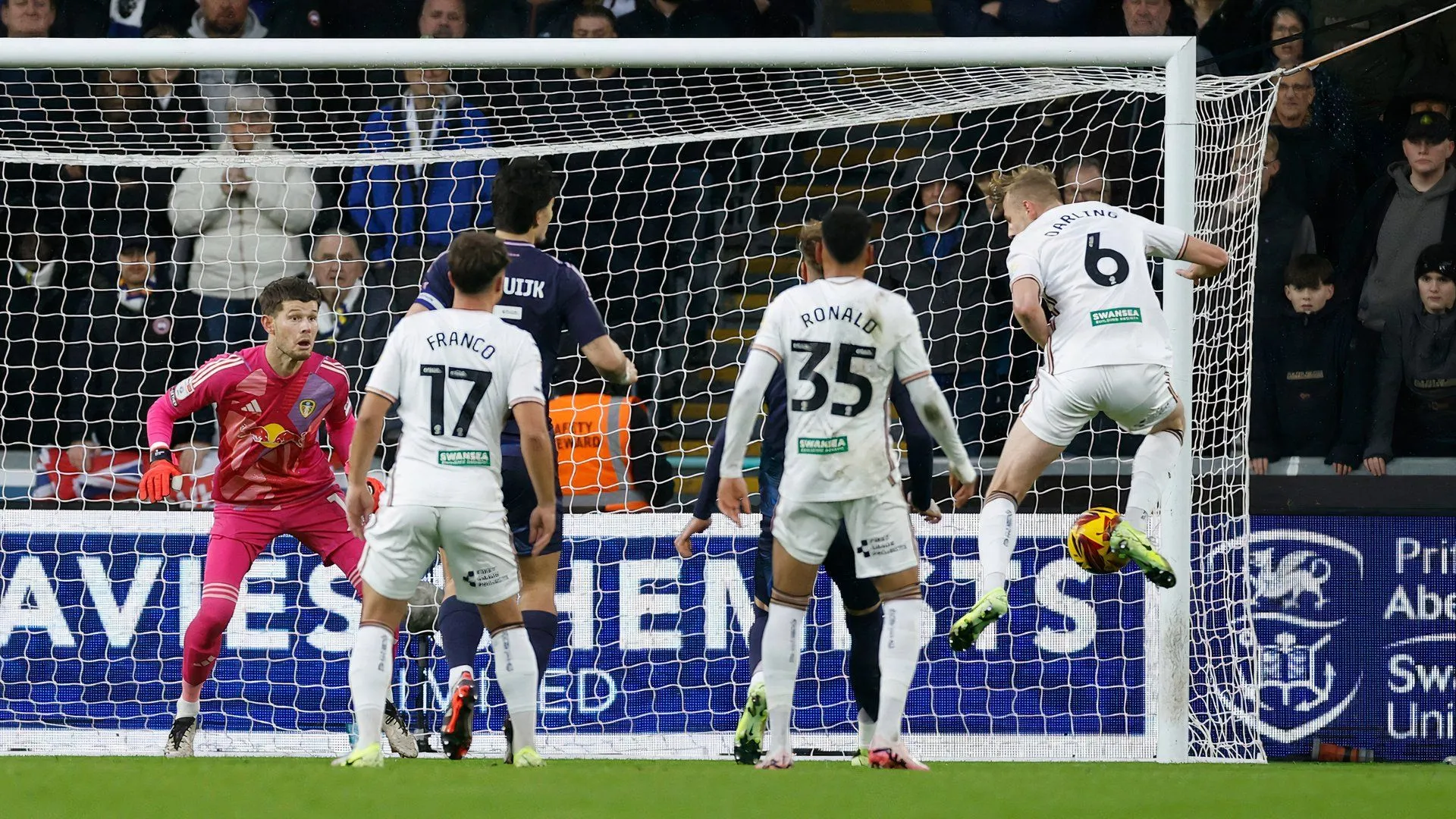 Harry Darling ăn mừng bàn thắng cho Swansea City, thể hiện khả năng hỗ trợ tấn công của trung vệ này