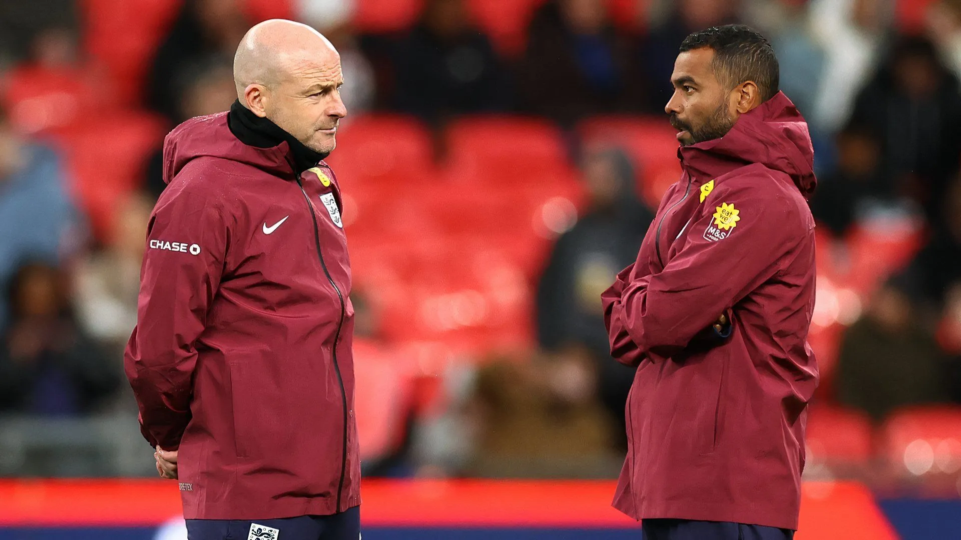 HLV Lee Carsley và Ashley Cole