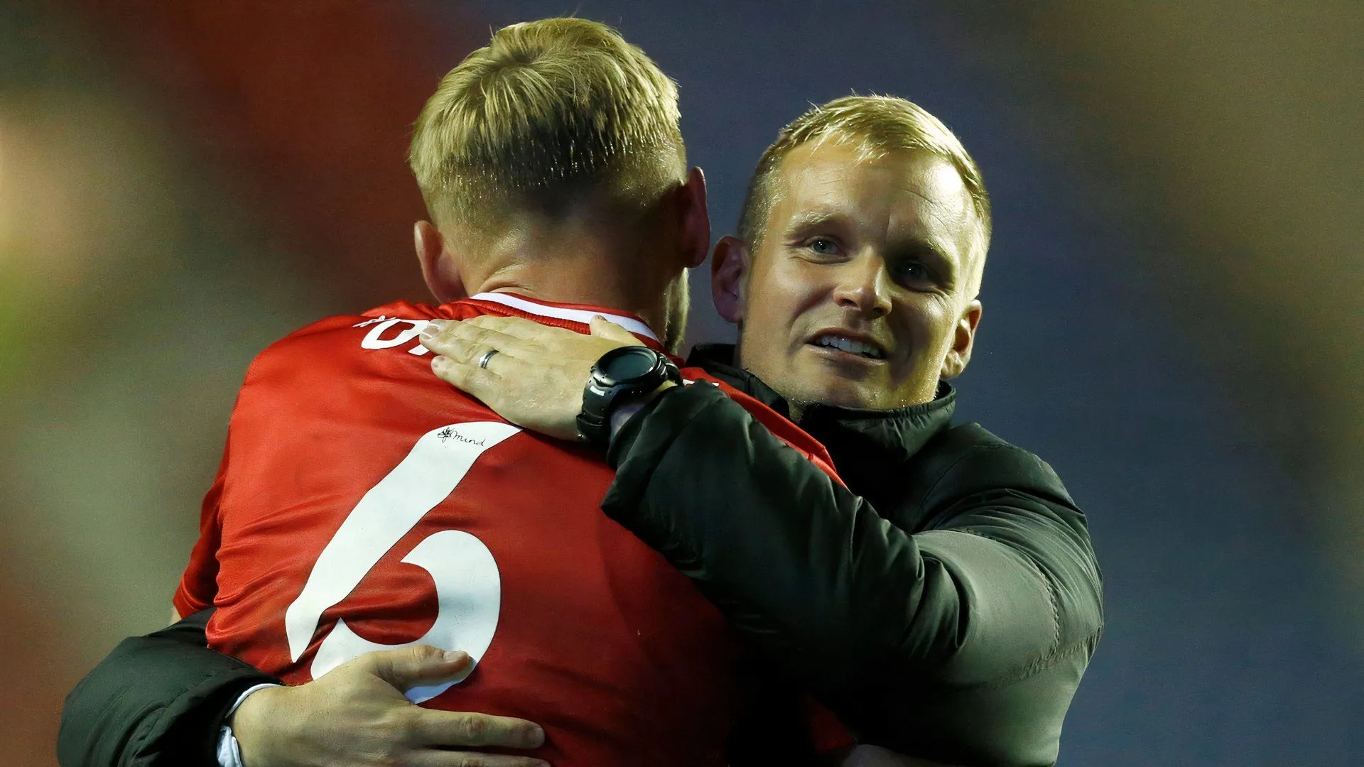 HLV Liam Manning và trung vệ Harry Darling trong giai đoạn làm việc chung tại MK Dons