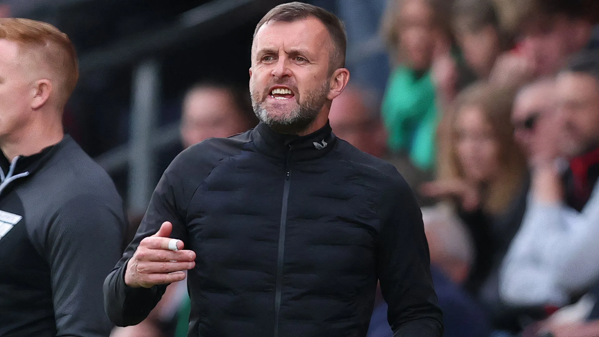Huấn luyện viên Nathan Jones trên băng ghế chỉ đạo của Charlton Athletic