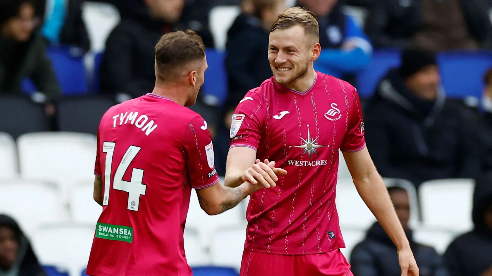 Josh Tymon và Harry Darling trong trận đấu của Swansea City