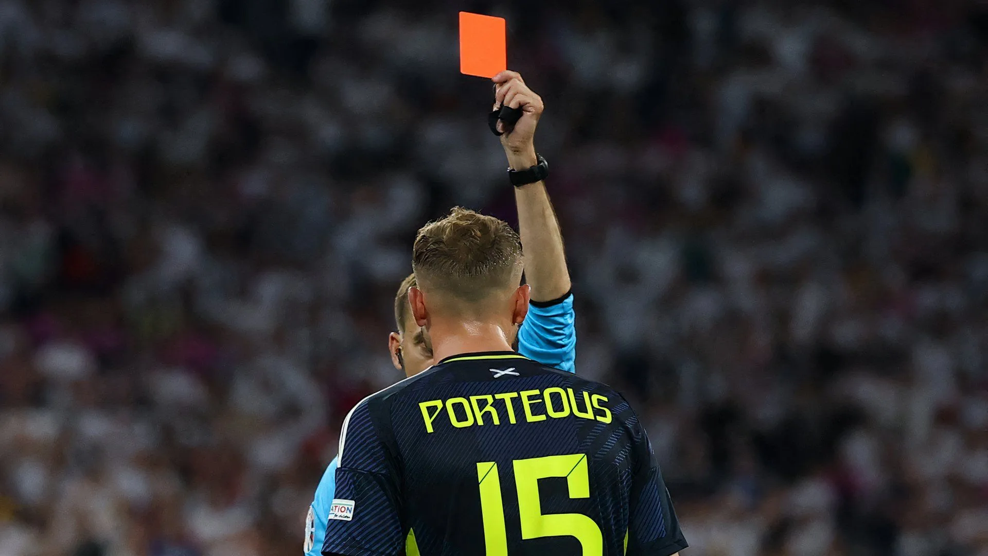 Khoảnh khắc Ryan Porteous nhận thẻ đỏ tại Euro 2024 trong màu áo Scotland