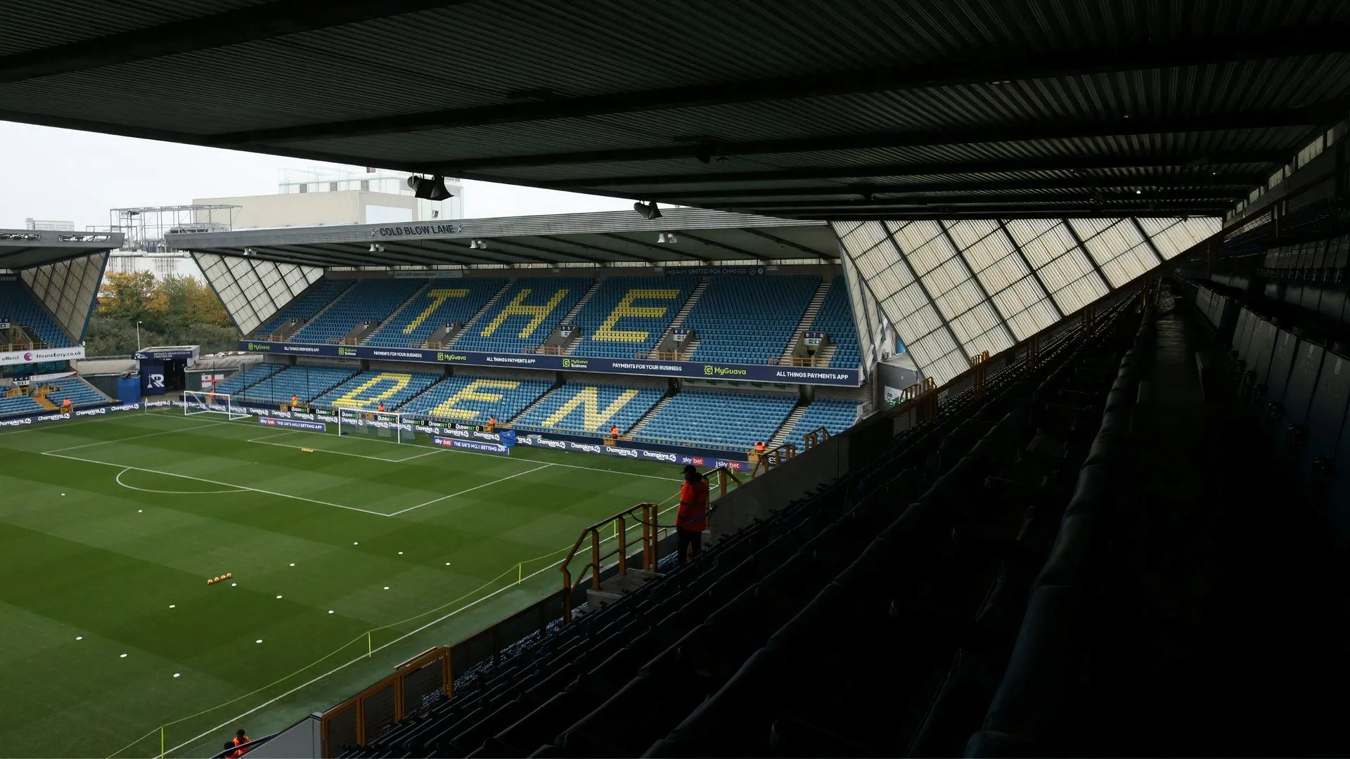 Khung cảnh chung sân vận động The Den của Millwall