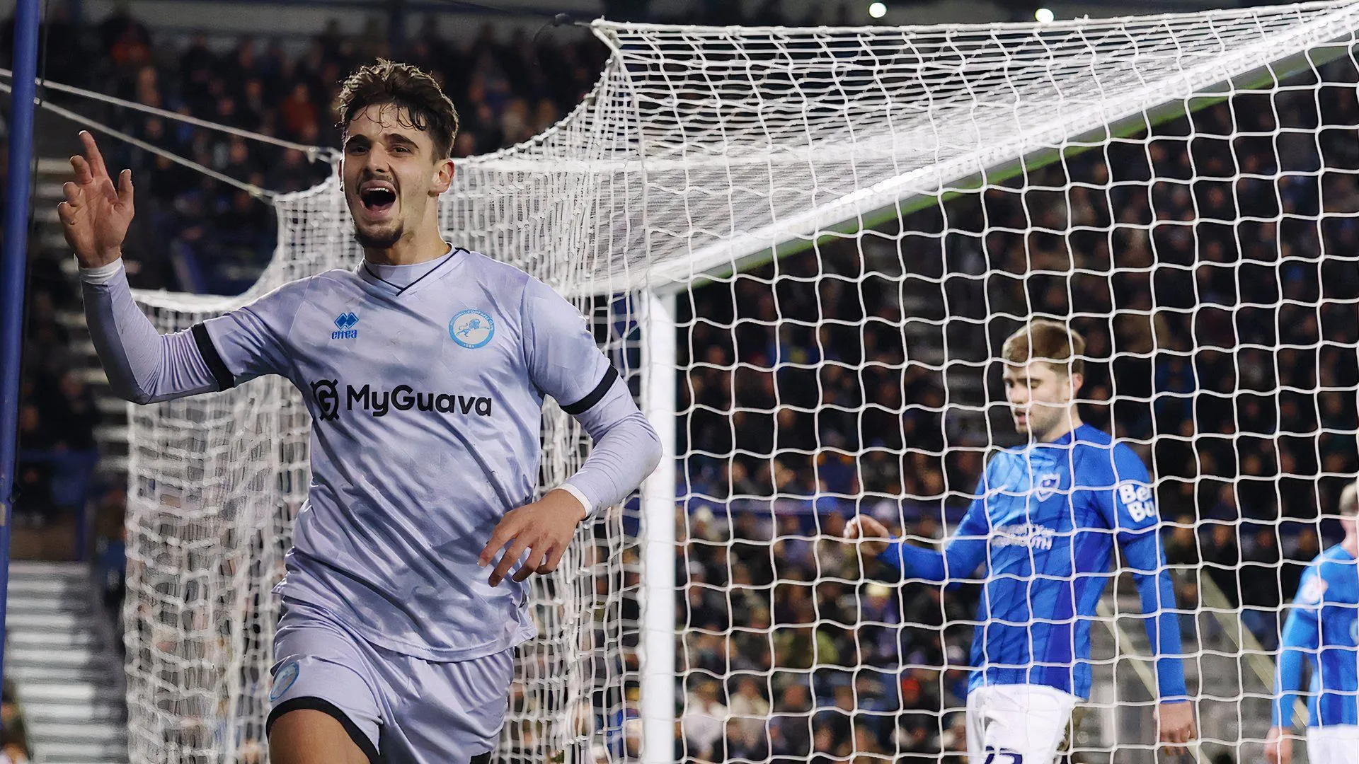 Mihailo Ivanovic trong trận đấu Portsmouth v Millwall