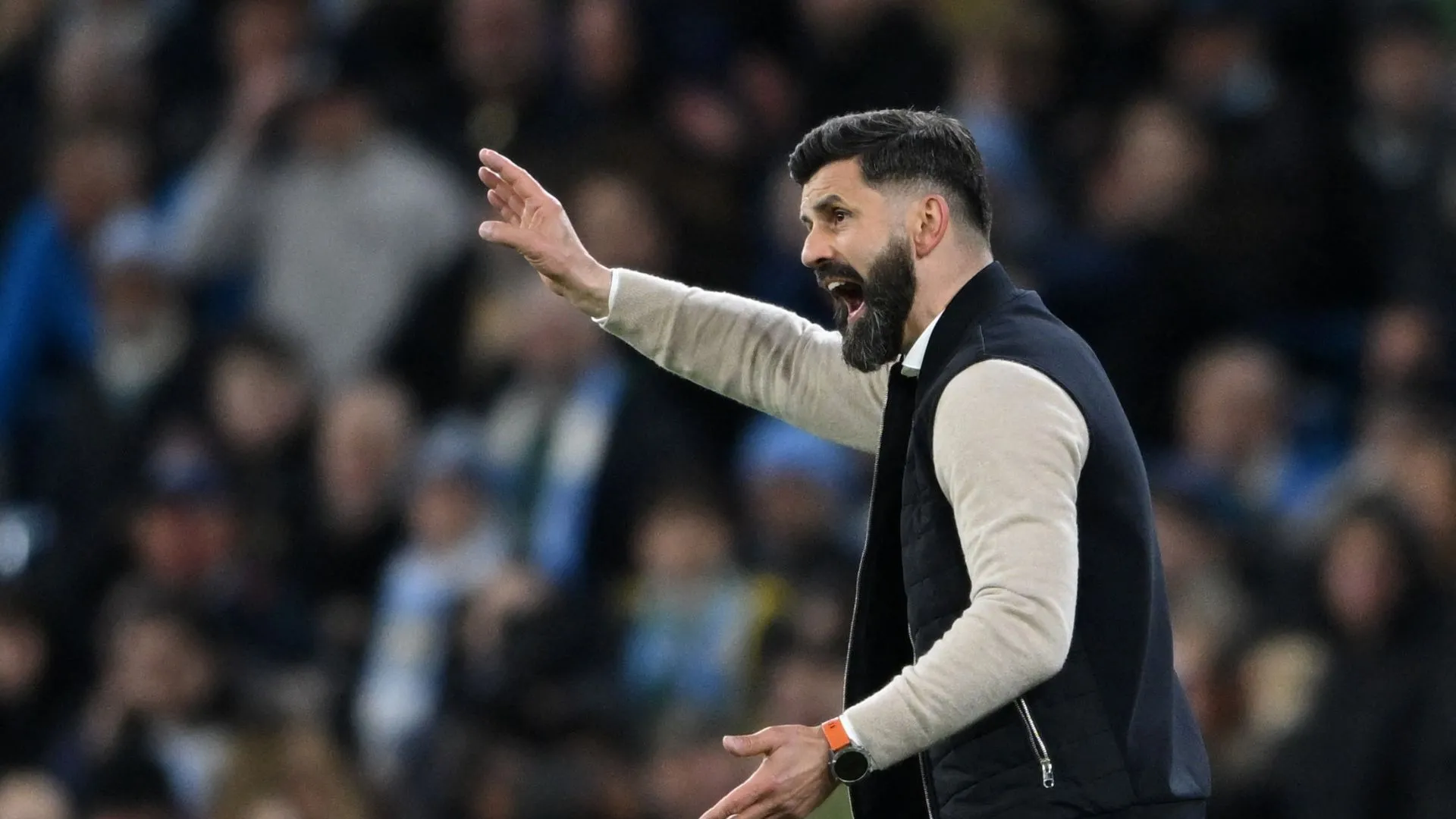 Miron Muslic đã rời Plymouth Argyle để gia nhập Schalke 04, gây ra sự thất vọng cho CLB