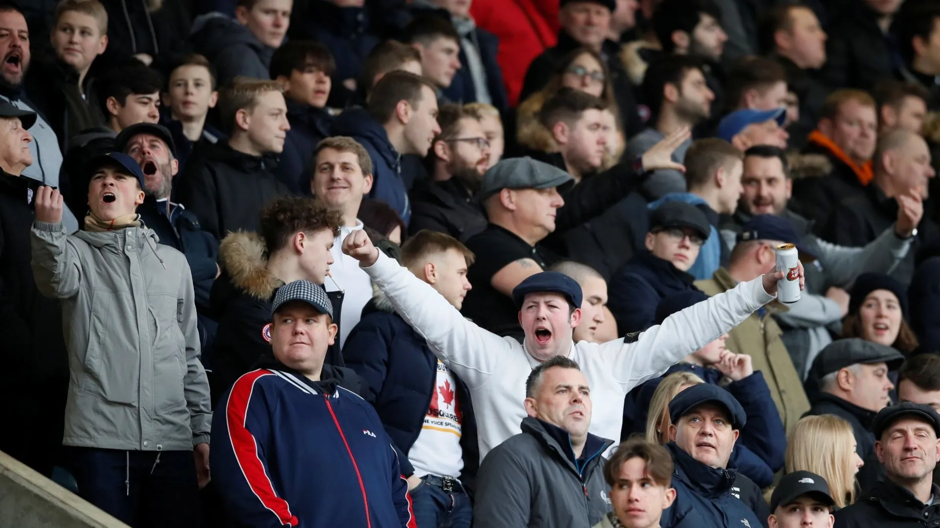 Người hâm mộ Millwall cổ vũ trên khán đài