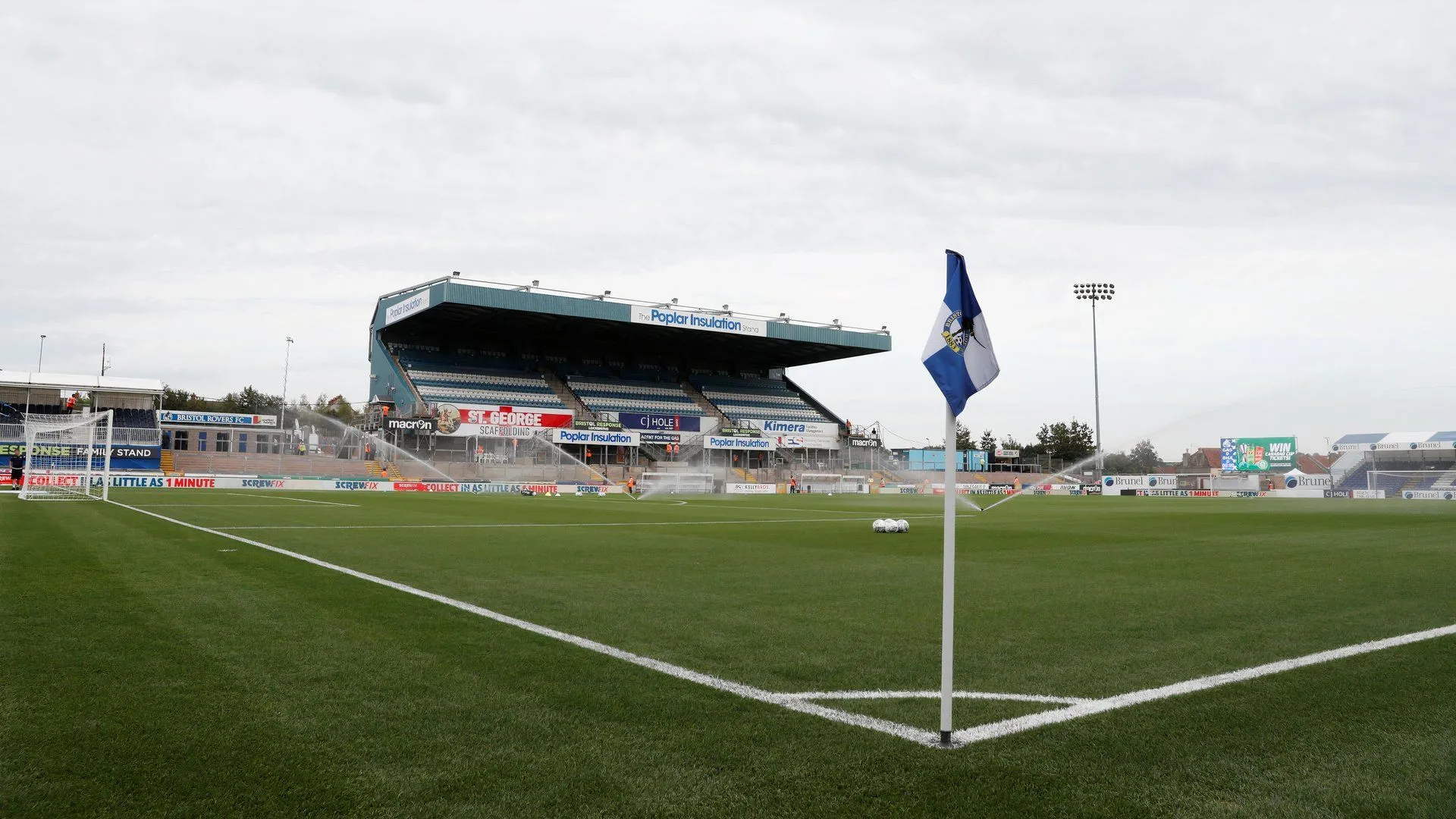 Sân vận động Memorial Stadium của Bristol Rovers chuẩn bị cho mùa 2025/26