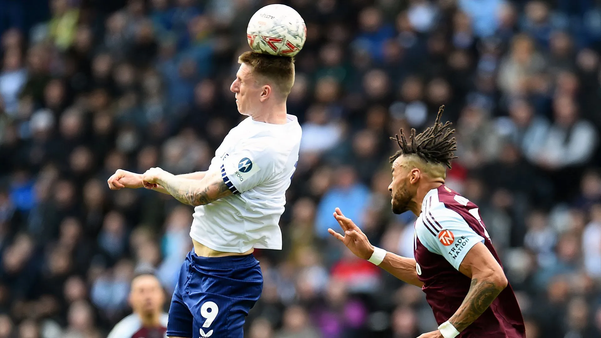 Tiền đạo Emil Riis của Preston North End trong trận đấu