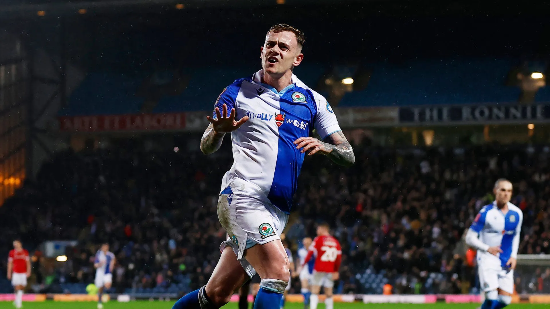 Tiền vệ Sammie Szmodics của Blackburn Rovers, một ví dụ về cầu thủ chất lượng tại Championship