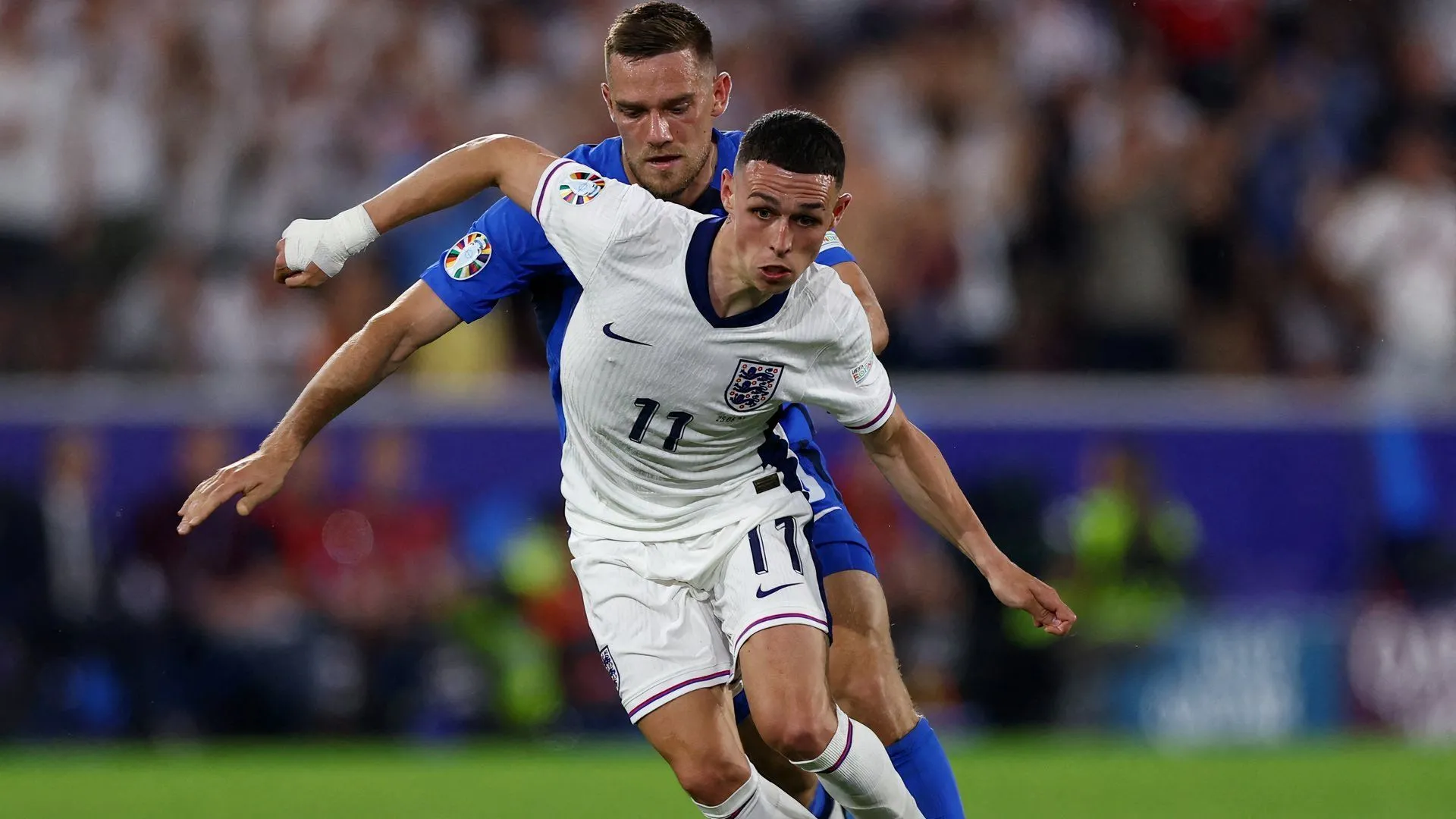 Timi Max Elsnik đối đầu Phil Foden trong trận đấu của các cầu thủ trẻ