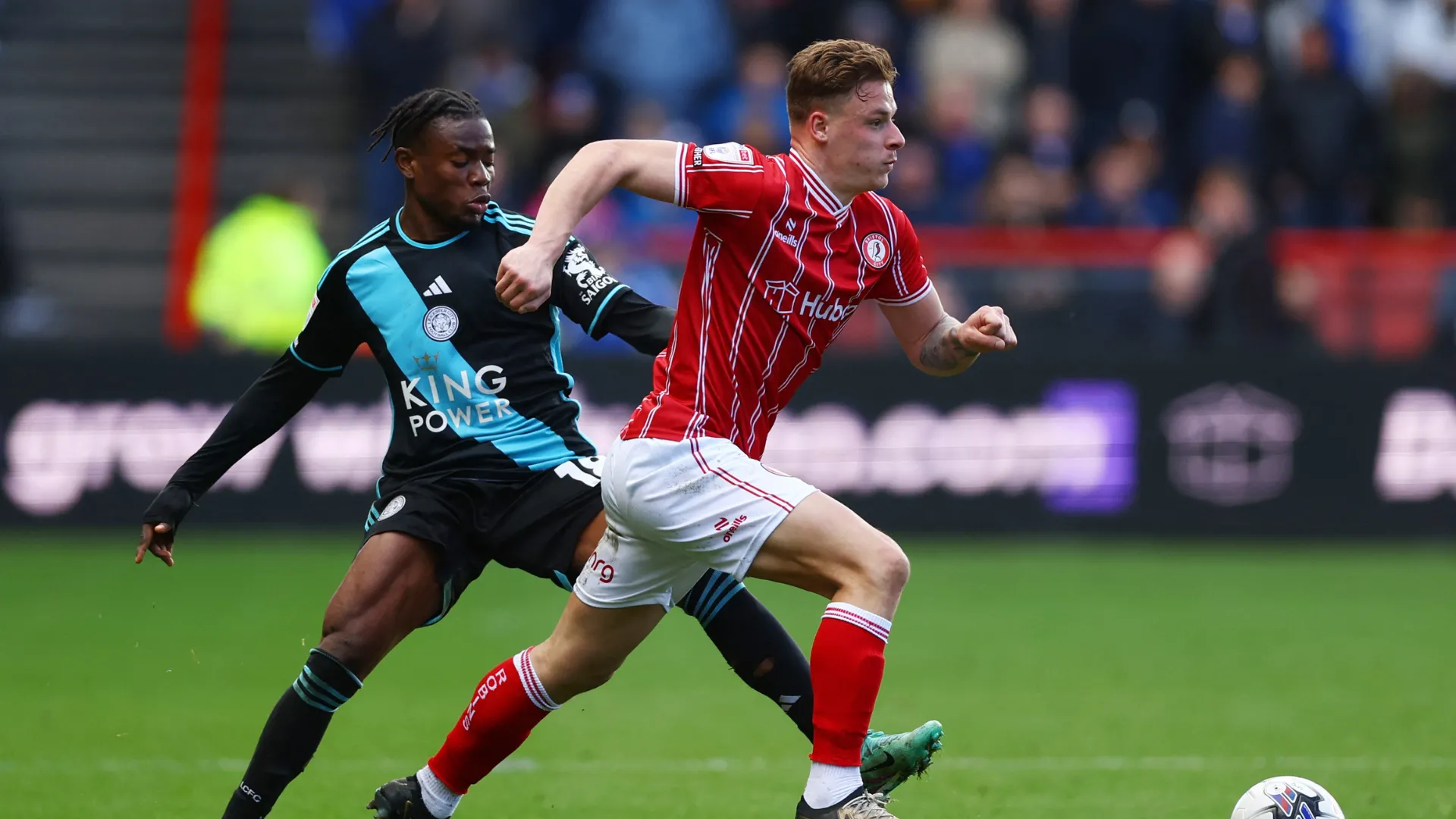 Cam Pring trong một pha tranh chấp bóng đầy nỗ lực cho Bristol City