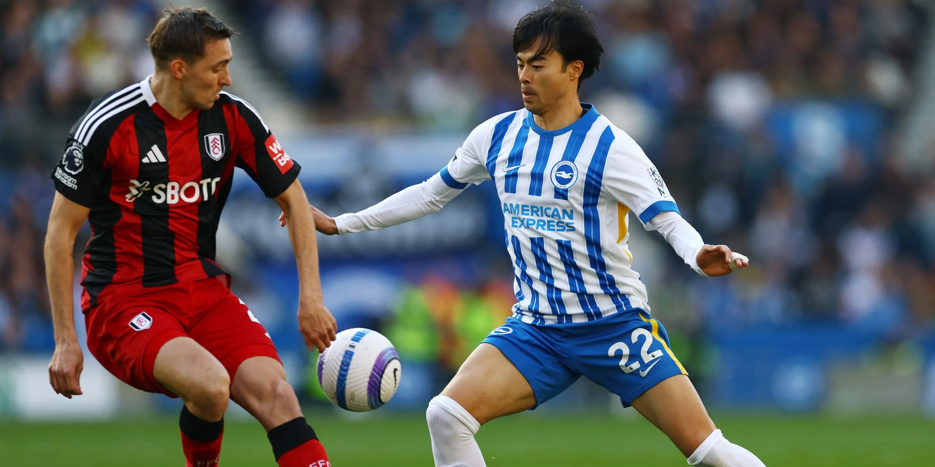 Cầu thủ Kaoru Mitoma của Brighton &amp; Hove Albion trong pha tranh chấp