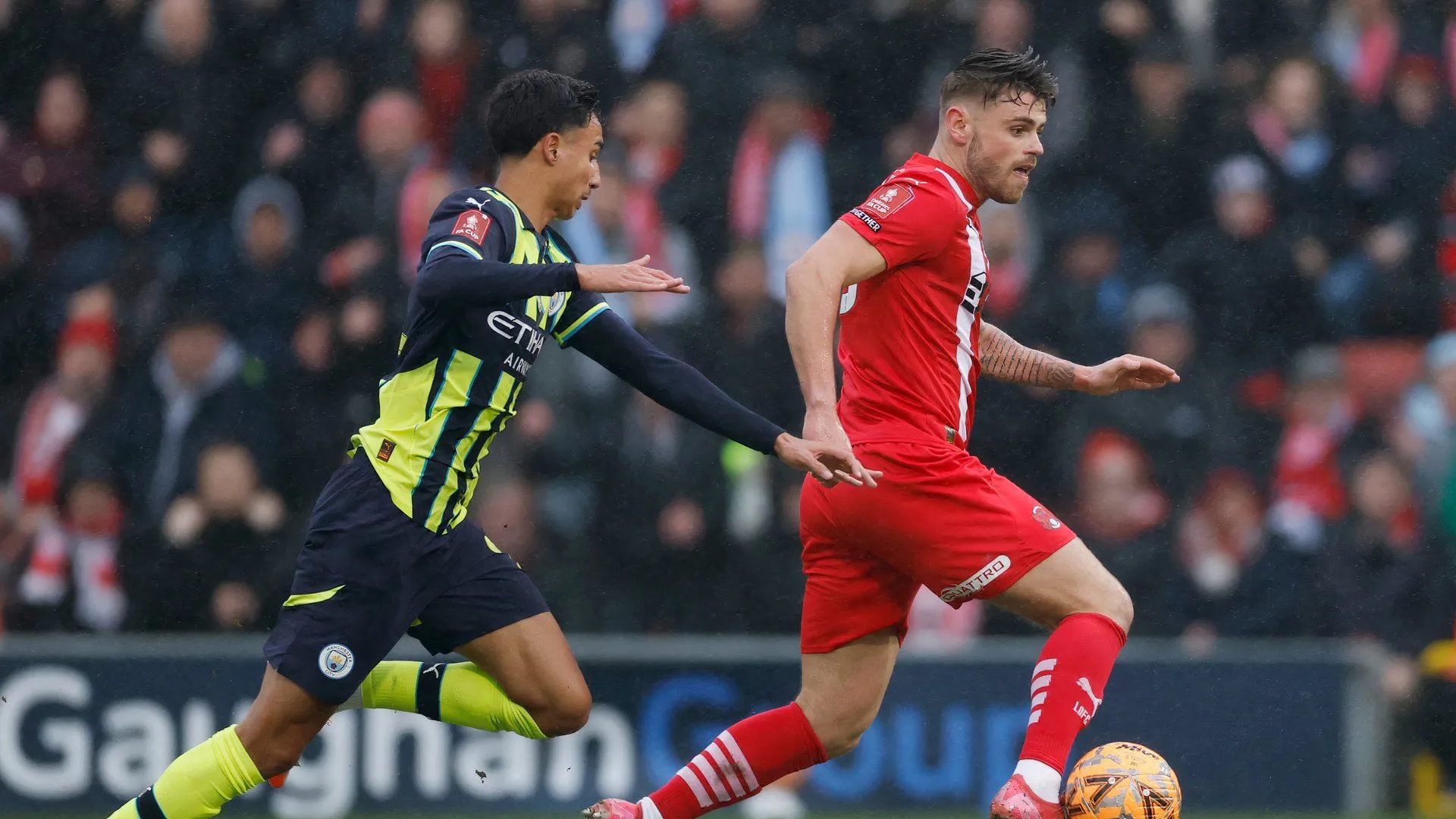 Charlie Kelman trong màu áo Leyton Orient, nơi anh đã có mùa giải cho mượn thành công rực rỡ.
