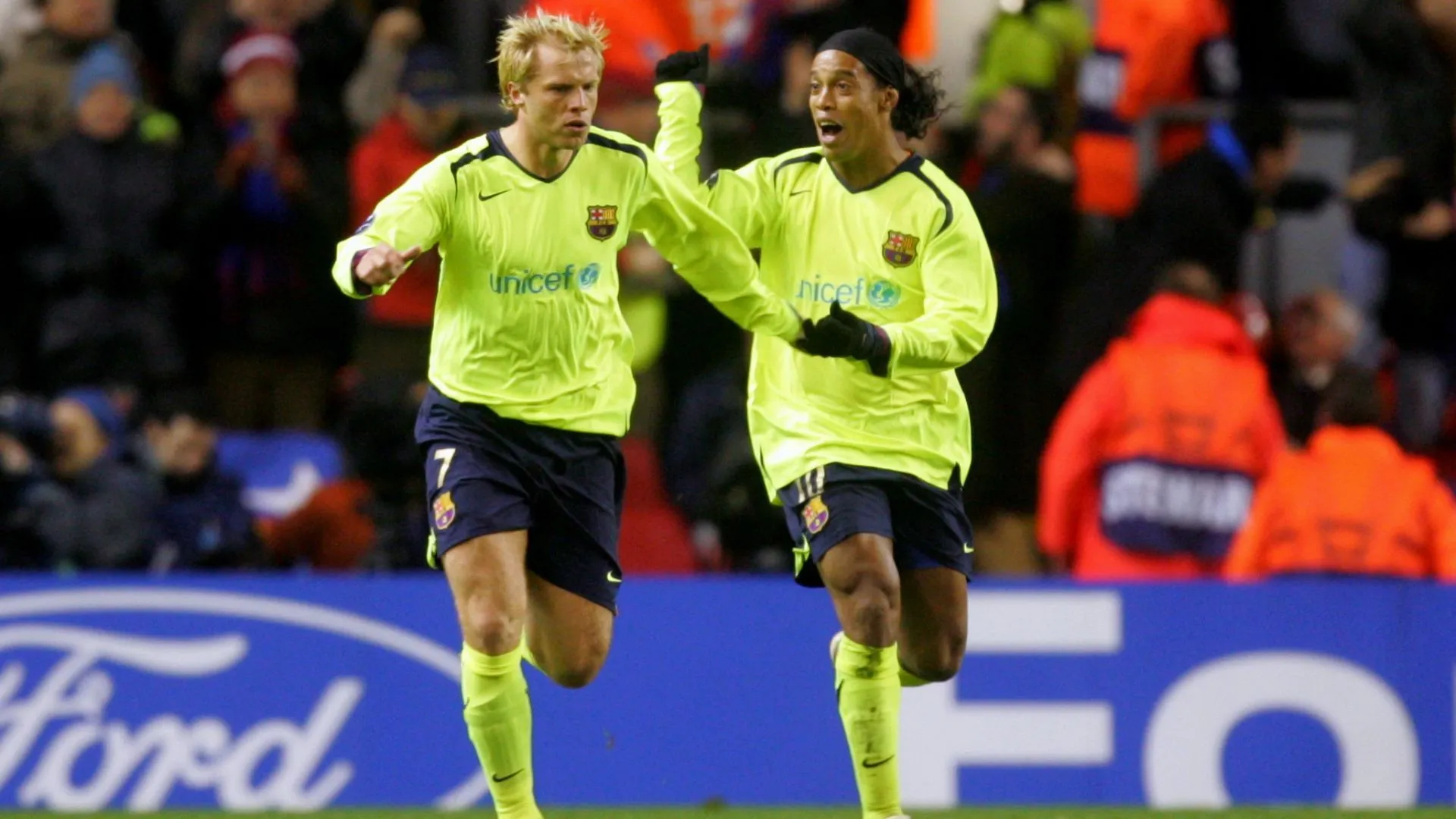 Cựu tiền đạo Eidur Gudjohnsen thời còn khoác áo Barcelona